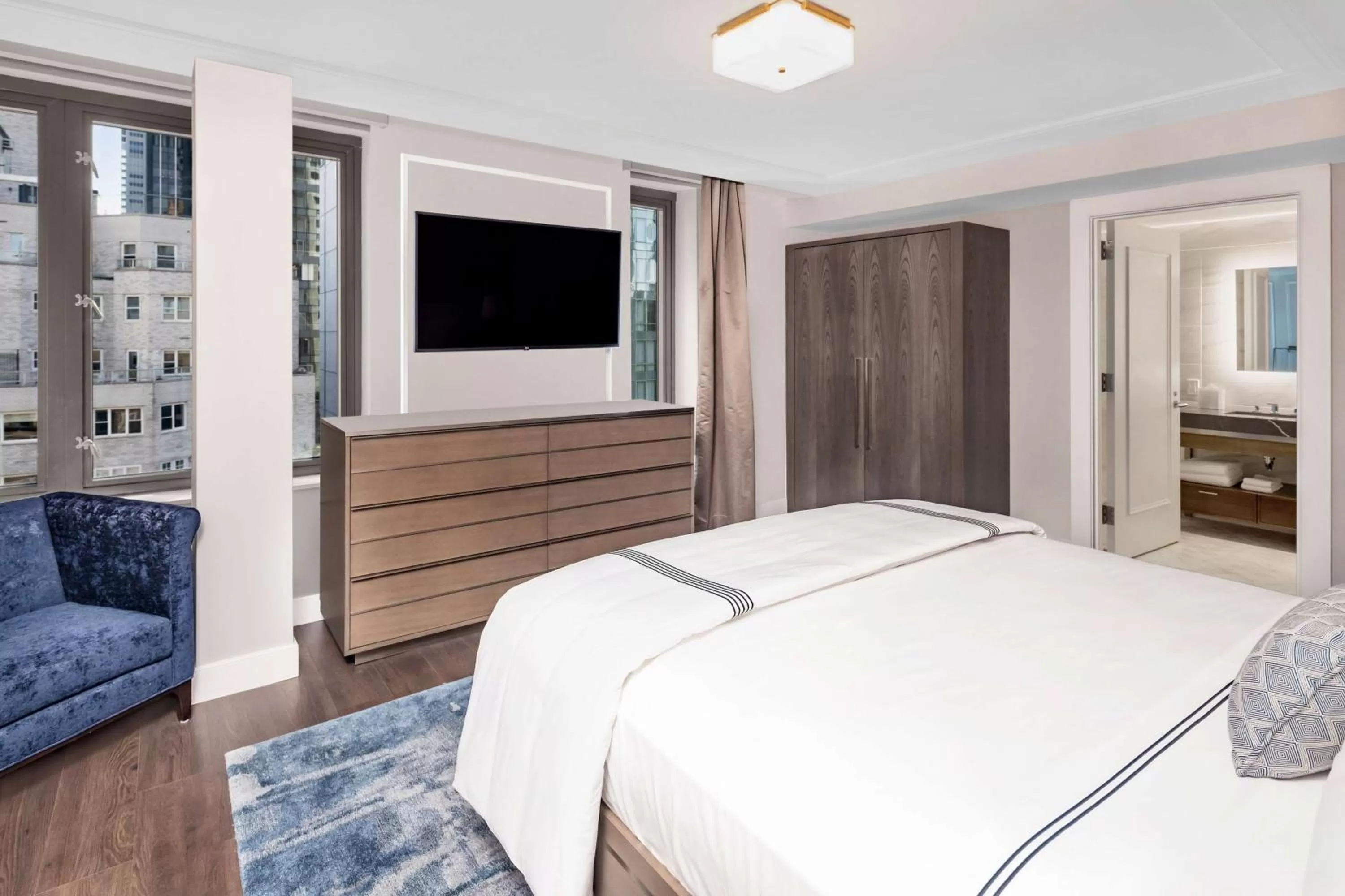 Living room, Bed in Hilton Club The Quin New York