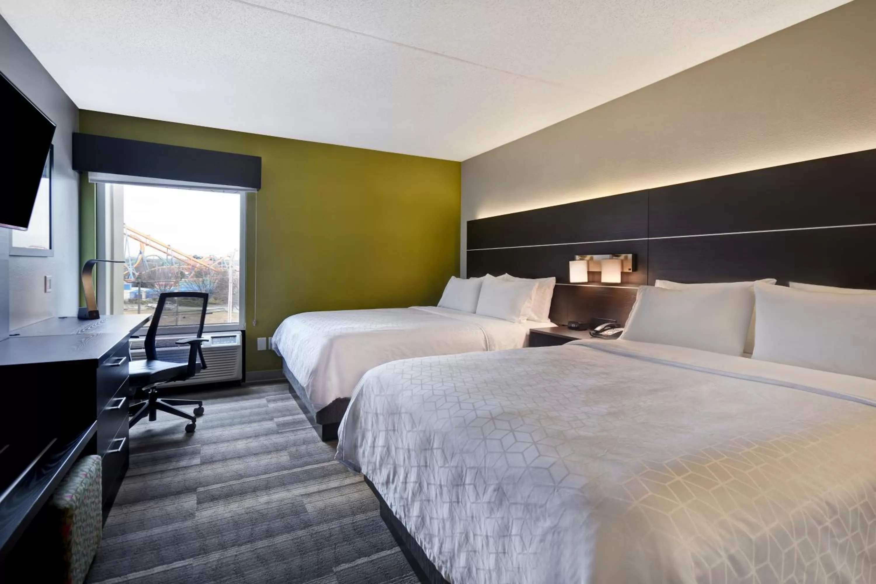 Photo of the whole room, Bed in Holiday Inn Express & Suites Allentown-Dorney Park Area by IHG