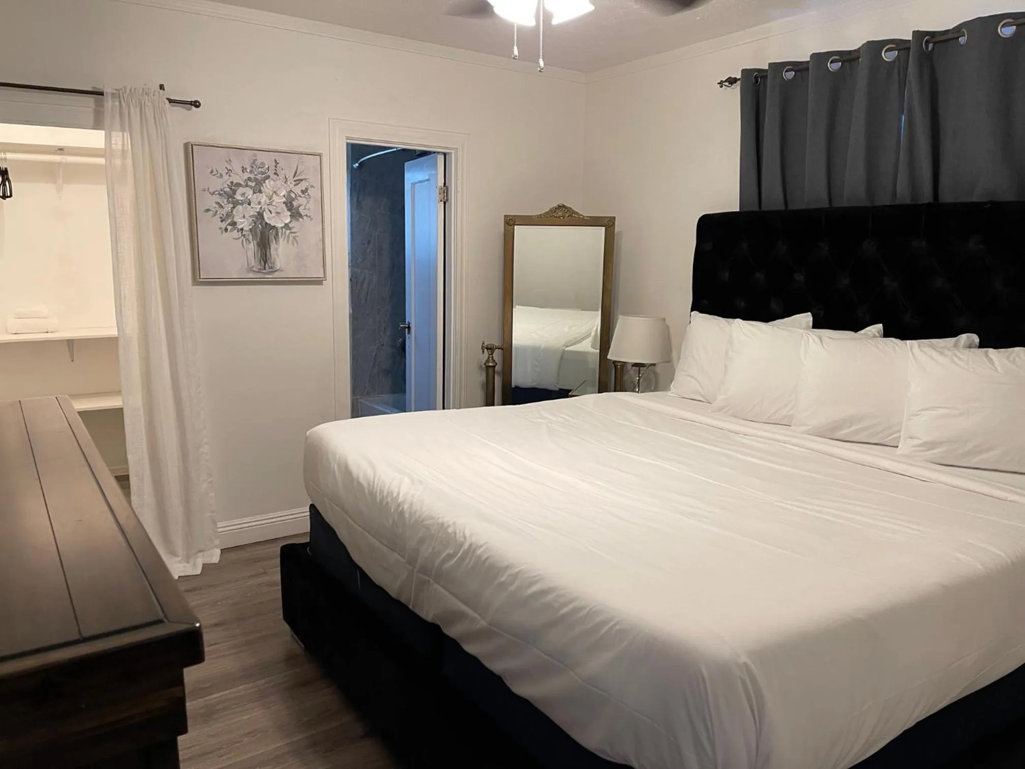 Bedroom, Bed in Americas Best Value Inn Royal Carriage