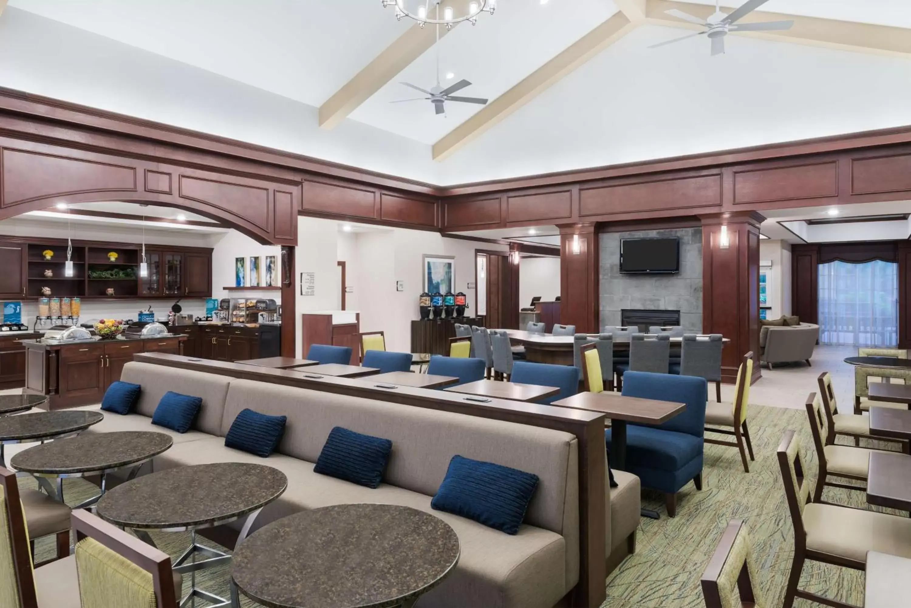Breakfast, Lounge/Bar in Homewood Suites by Hilton Holyoke-Springfield/North