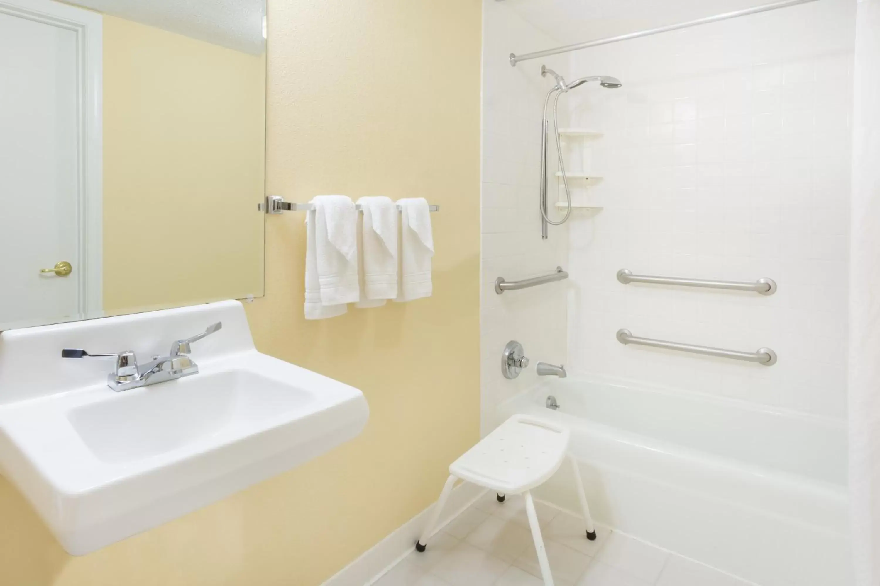 Bathroom in Days Inn by Wyndham Staunton