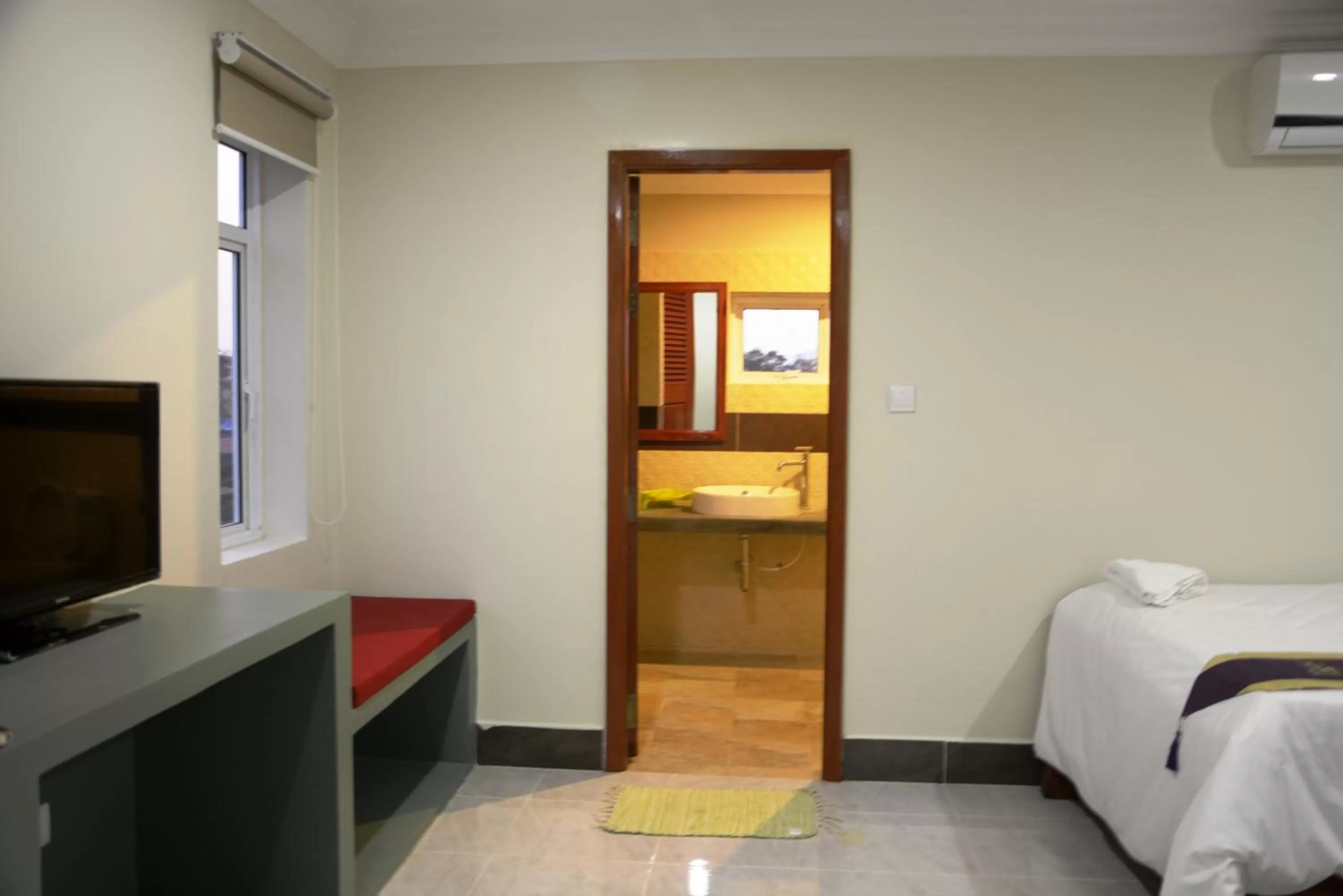 Photo of the whole room, Bed in Neakru Guesthouse and Restaurant