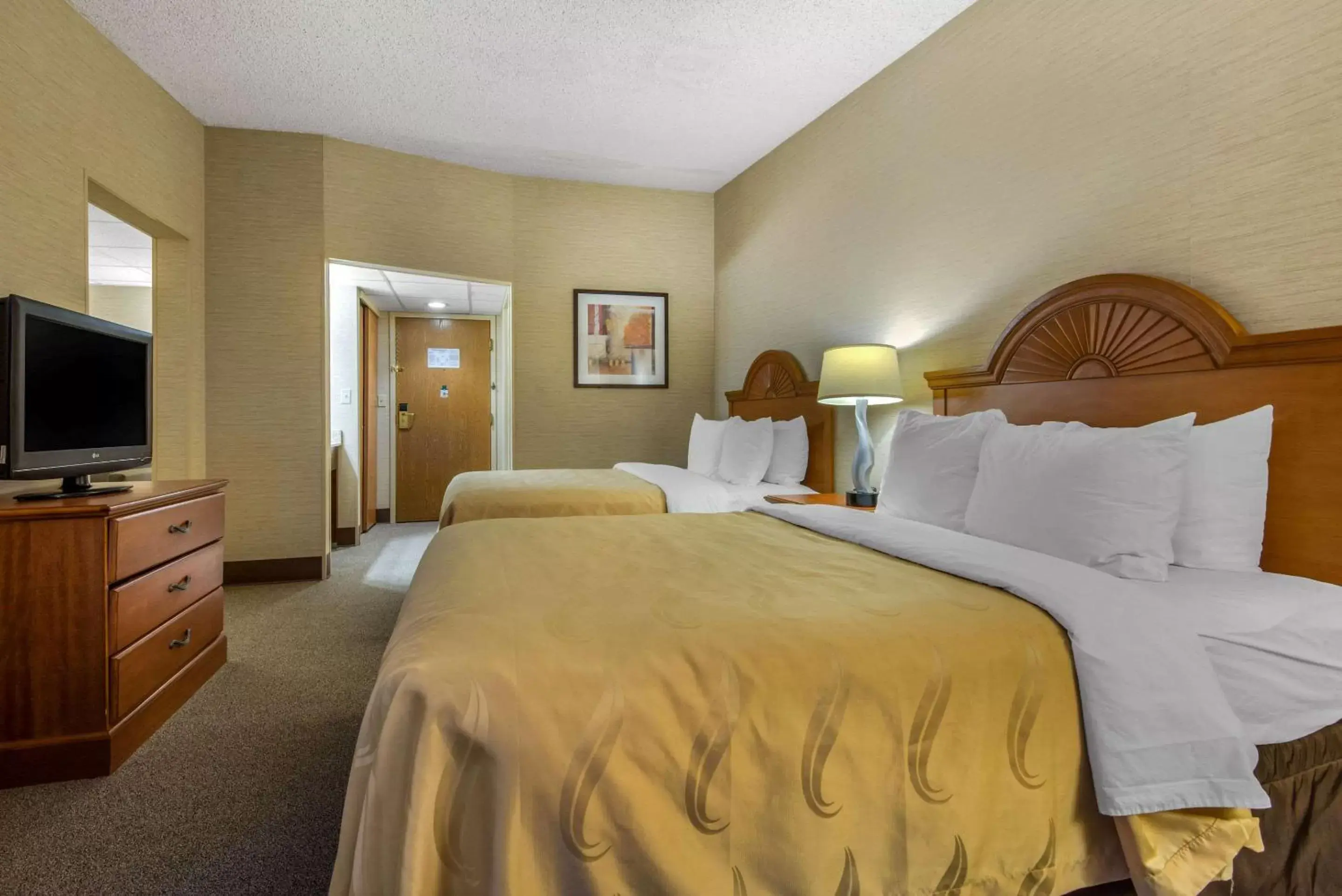 Photo of the whole room, Bed in Quality Inn & Suites Mansfield