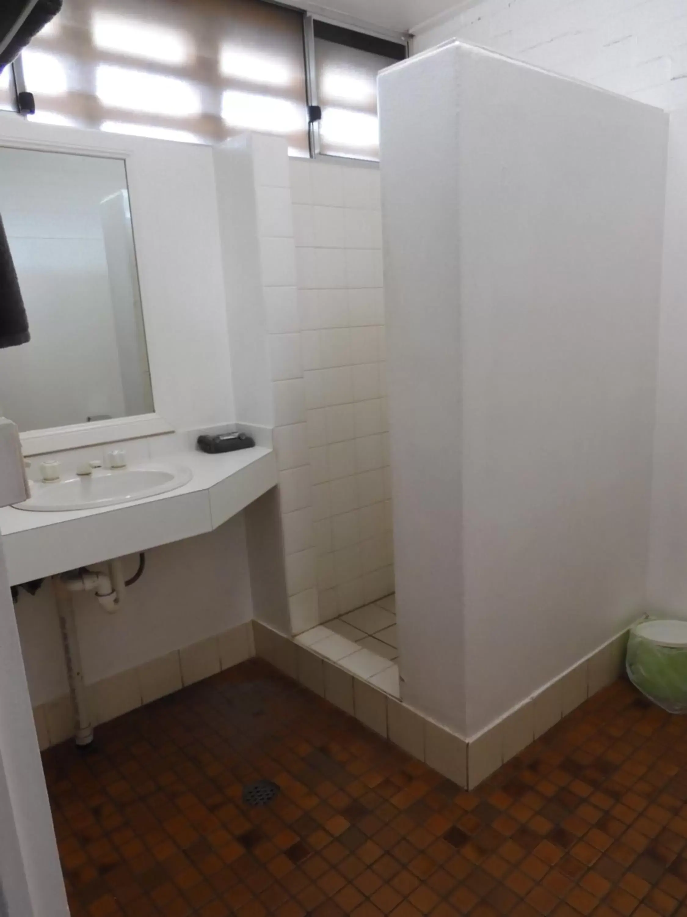 Property building, Bathroom in Dalby Parkview Motel