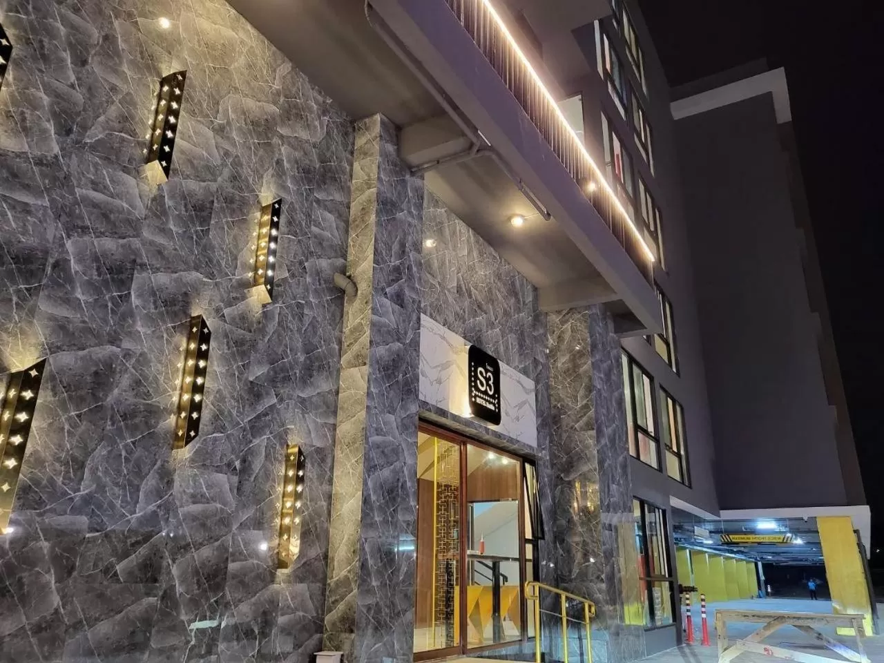 Facade/entrance in S3 Huahin Hotel