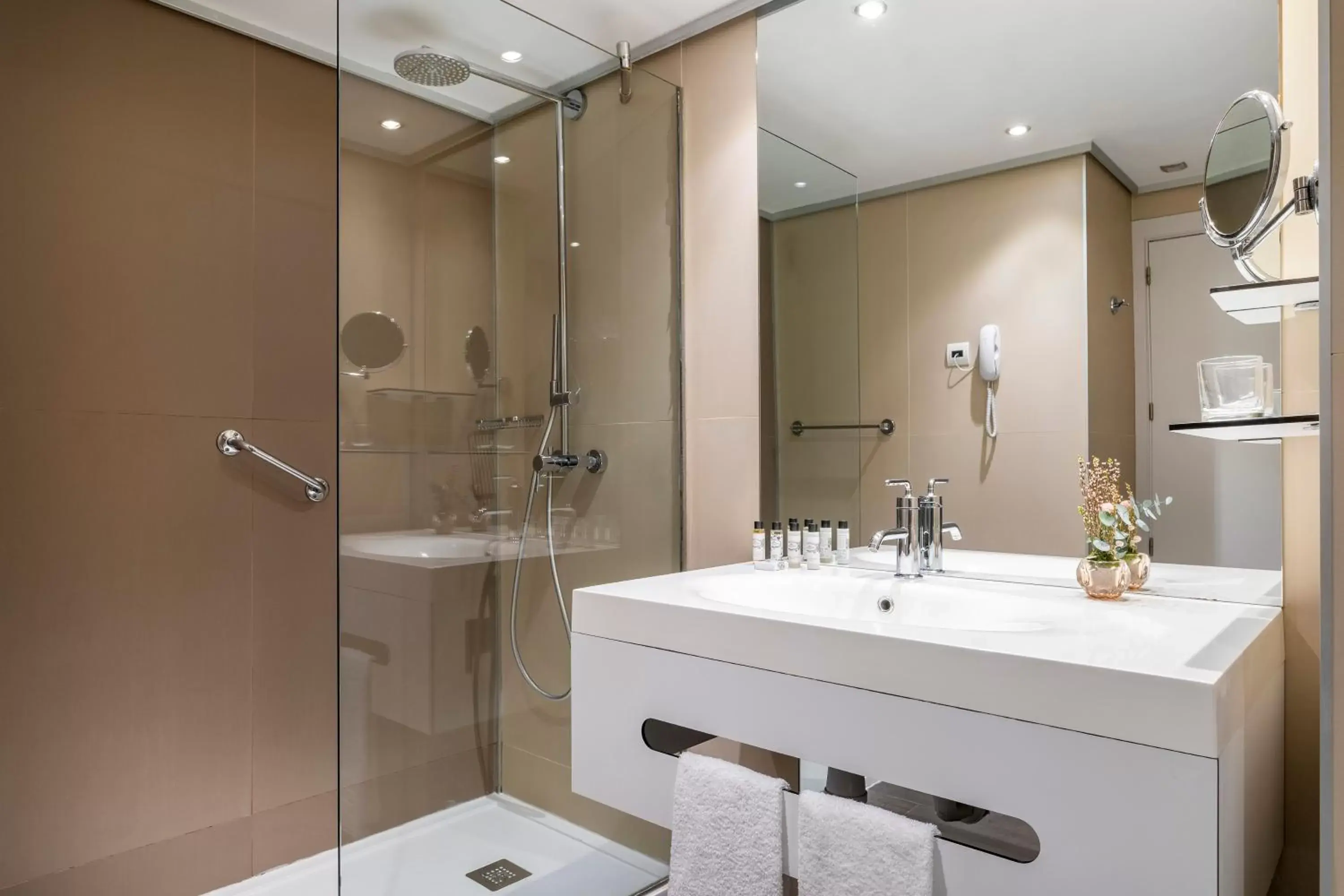 Shower, Bathroom in Hotel Spa Porta Maris by Melia