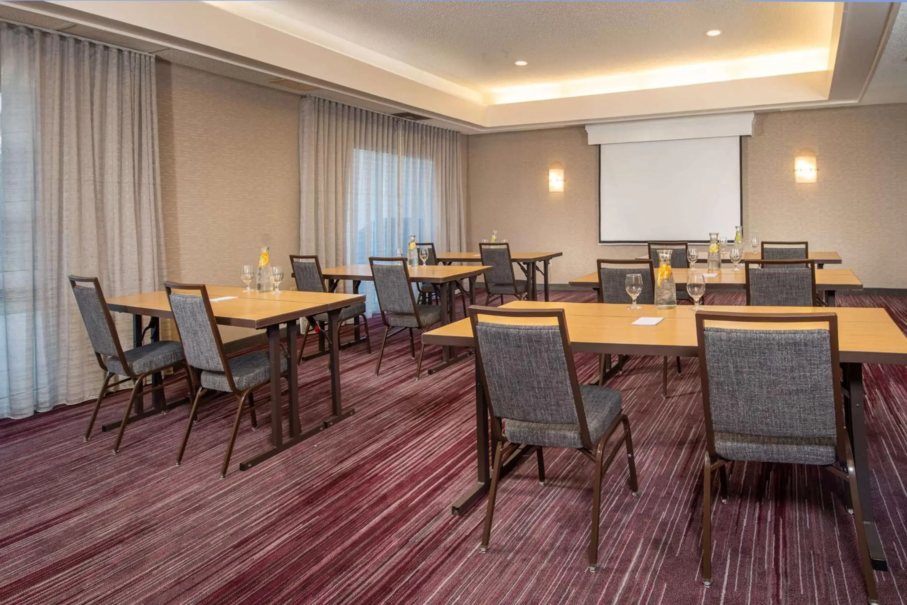 Meeting/conference room in Sonesta Select Allentown Bethlehem Airport