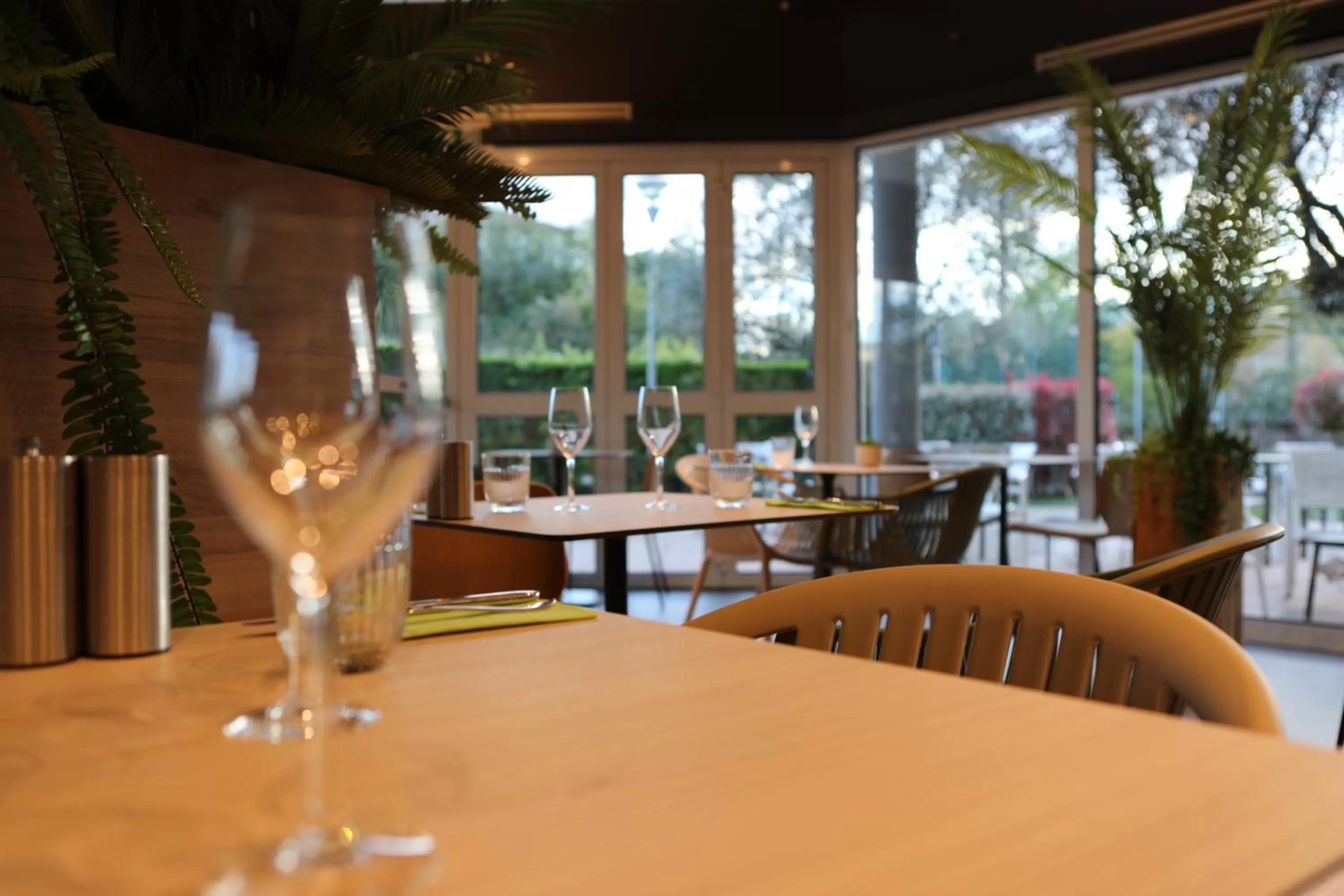 Lounge or bar in ibis Aubenas