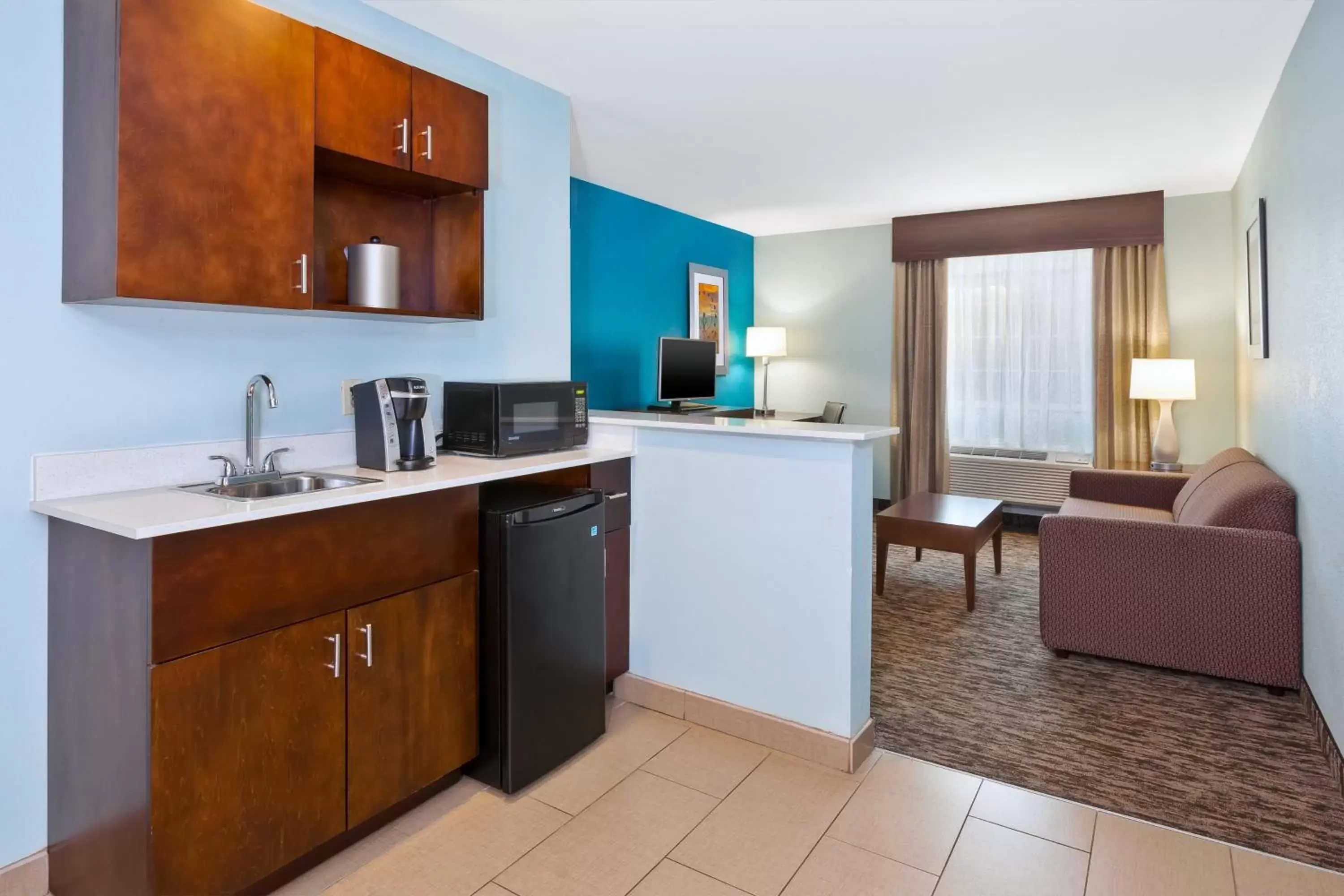Photo of the whole room, Kitchen/Kitchenette in Holiday Inn Express & Suites Carmel North – Westfield, an IHG Hotel