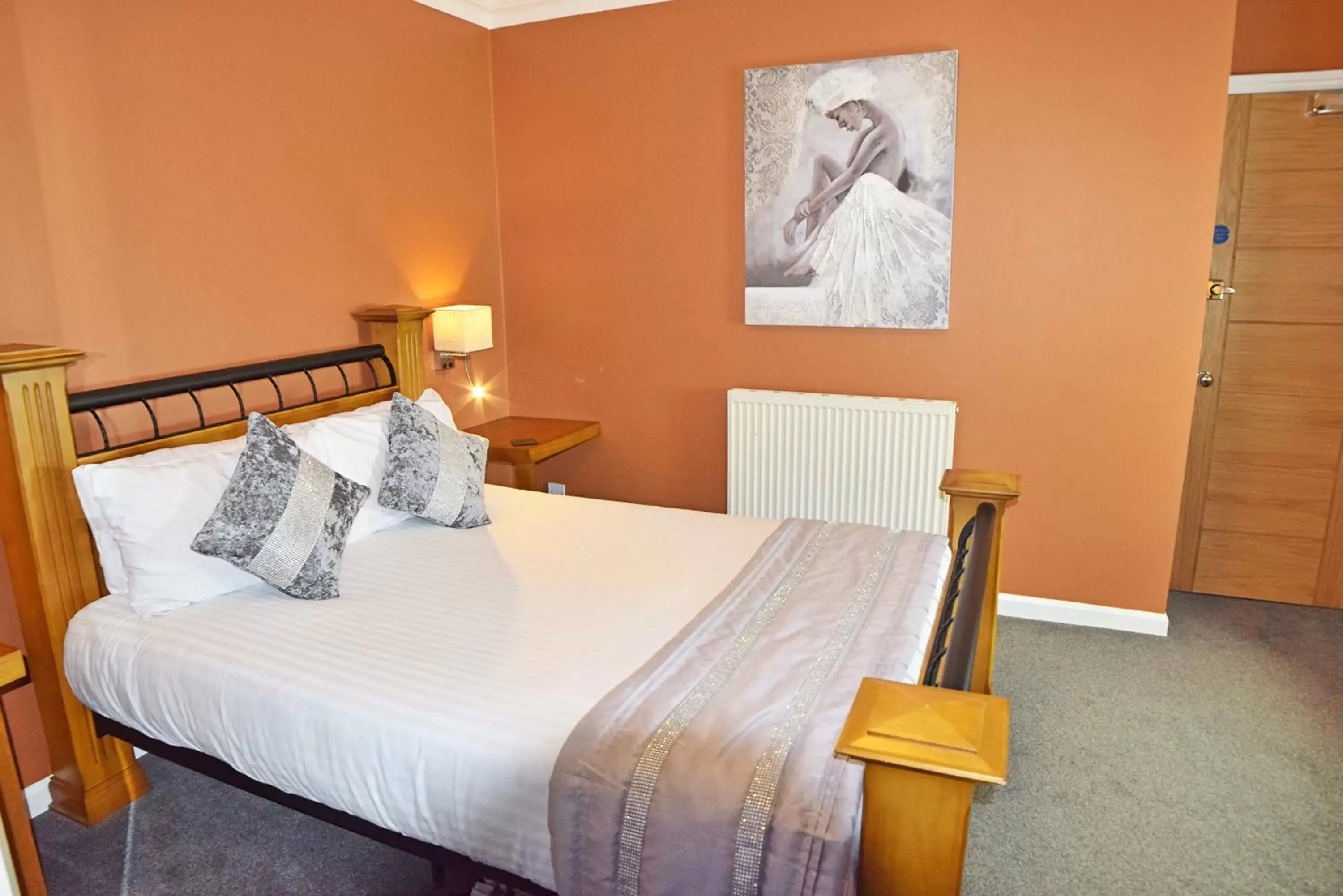 Bedroom, Bed in Dovedale Hotel and Restaurant