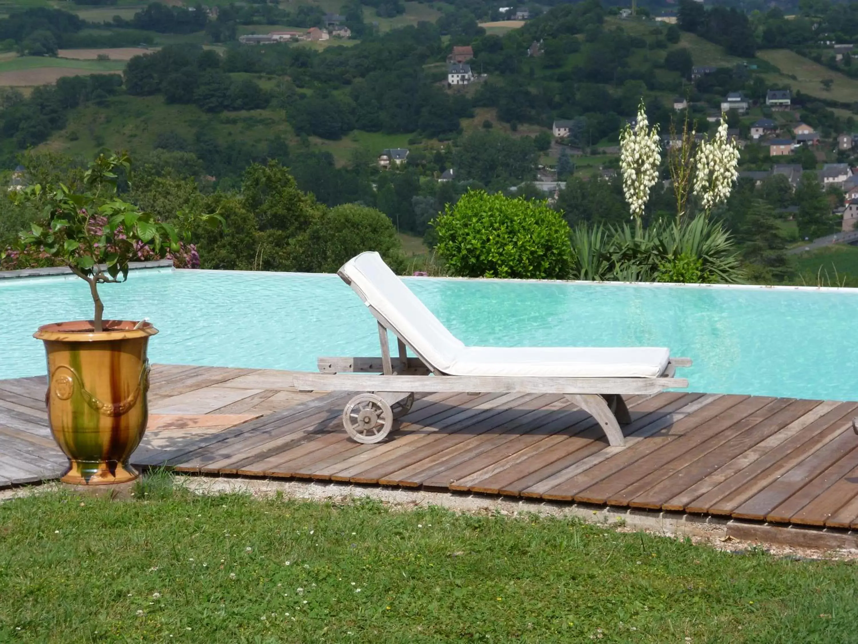 Swimming Pool in Chambre d'Hotes Le Ponsonnet