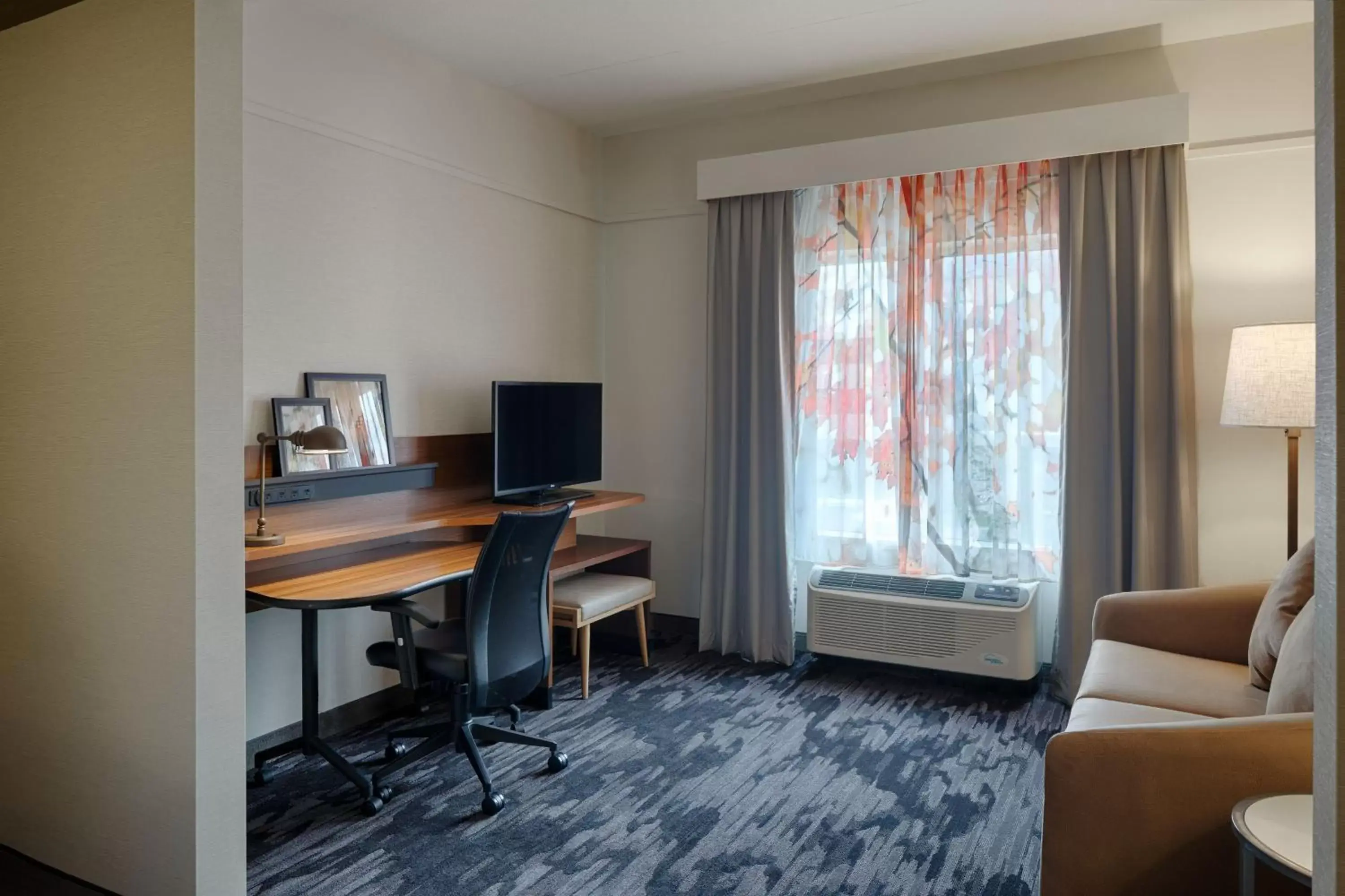 Photo of the whole room, TV/Entertainment Center in Fairfield Inn & Suites by Marriott Columbus Airport