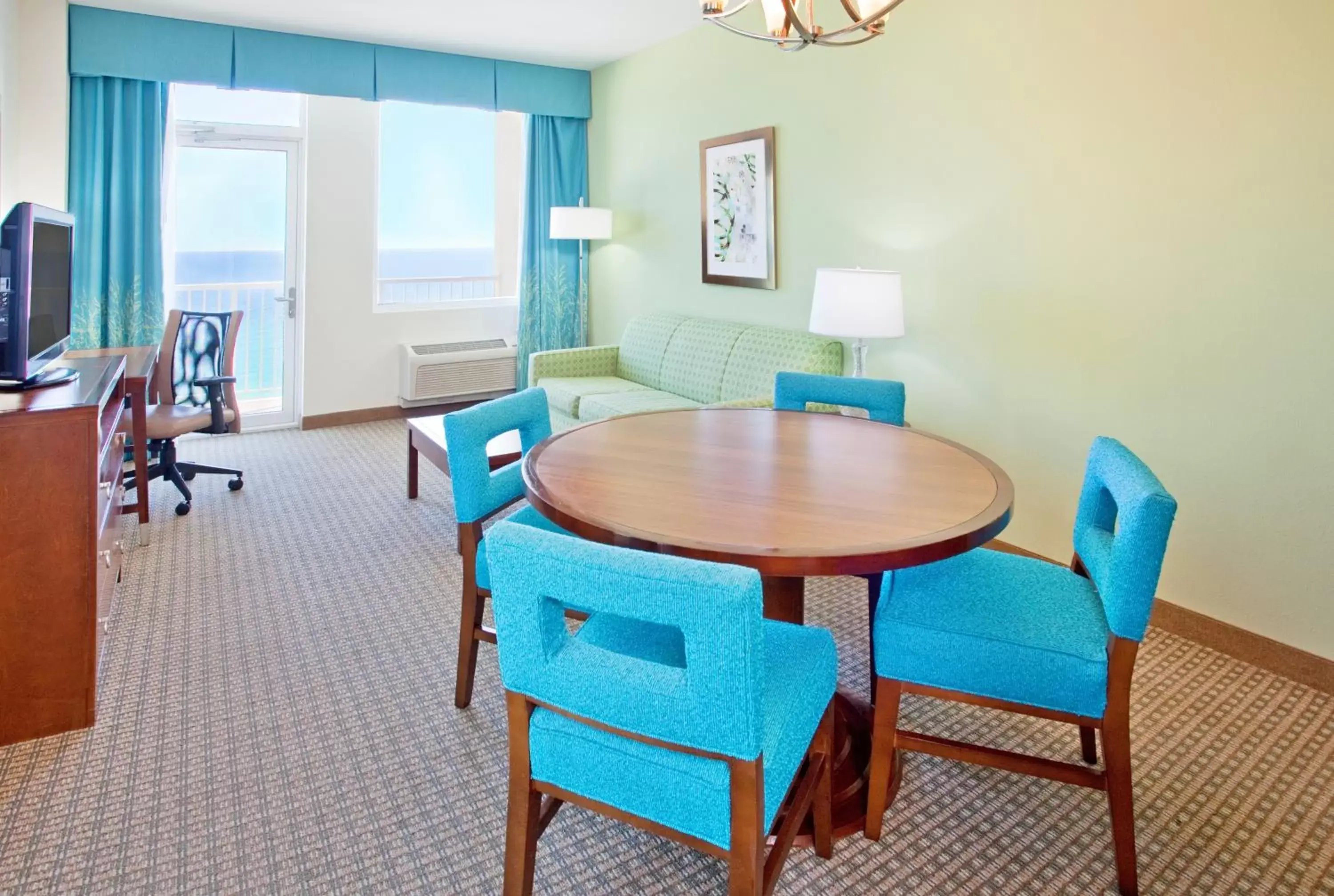 Photo of the whole room, Dining Area in Holiday Inn Resort Pensacola Beach, an IHG Hotel