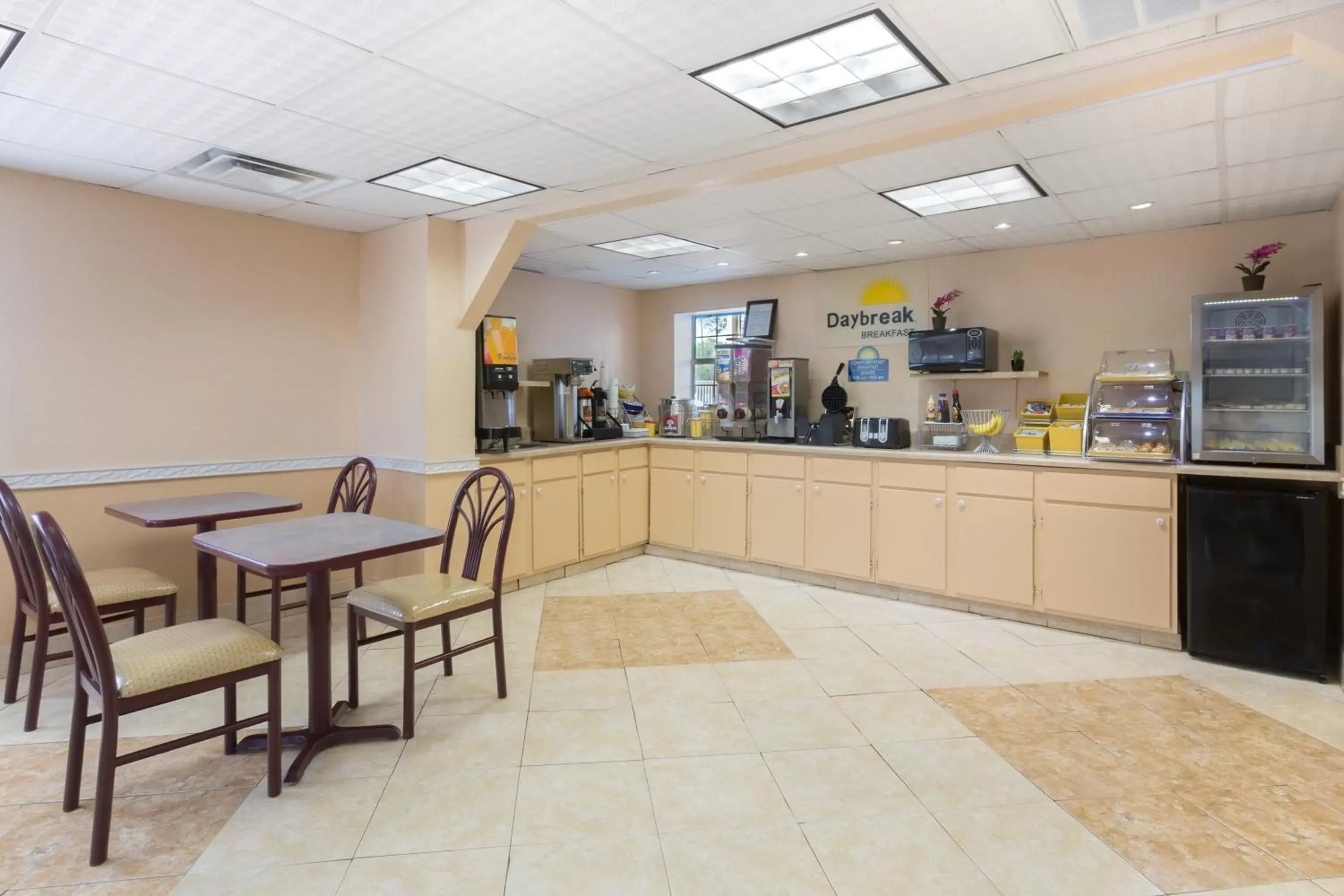 Dining area, Restaurant/Places to Eat in Days Inn by Wyndham Waycross