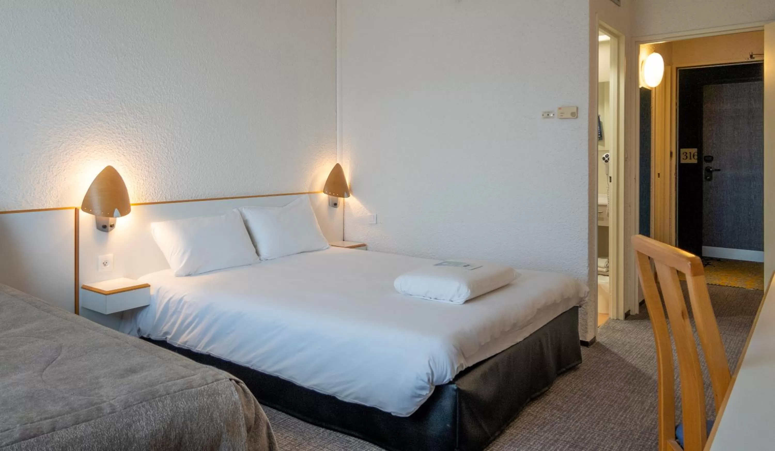 Property building, Bed in Kyriad Montchanin le Creusot