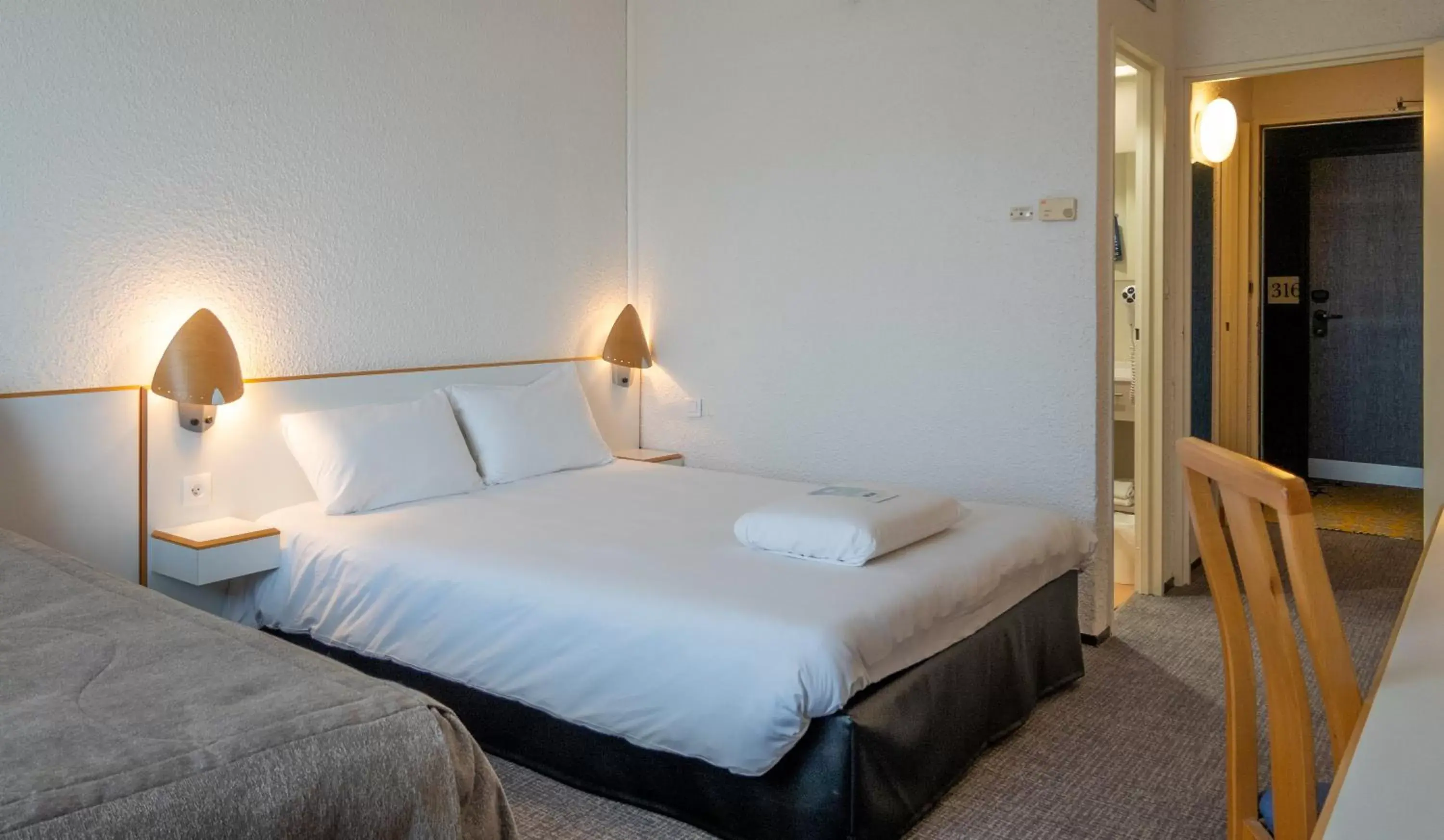 Double Room in Kyriad Montchanin le Creusot Double Room in Kyriad Montchanin le Creusot