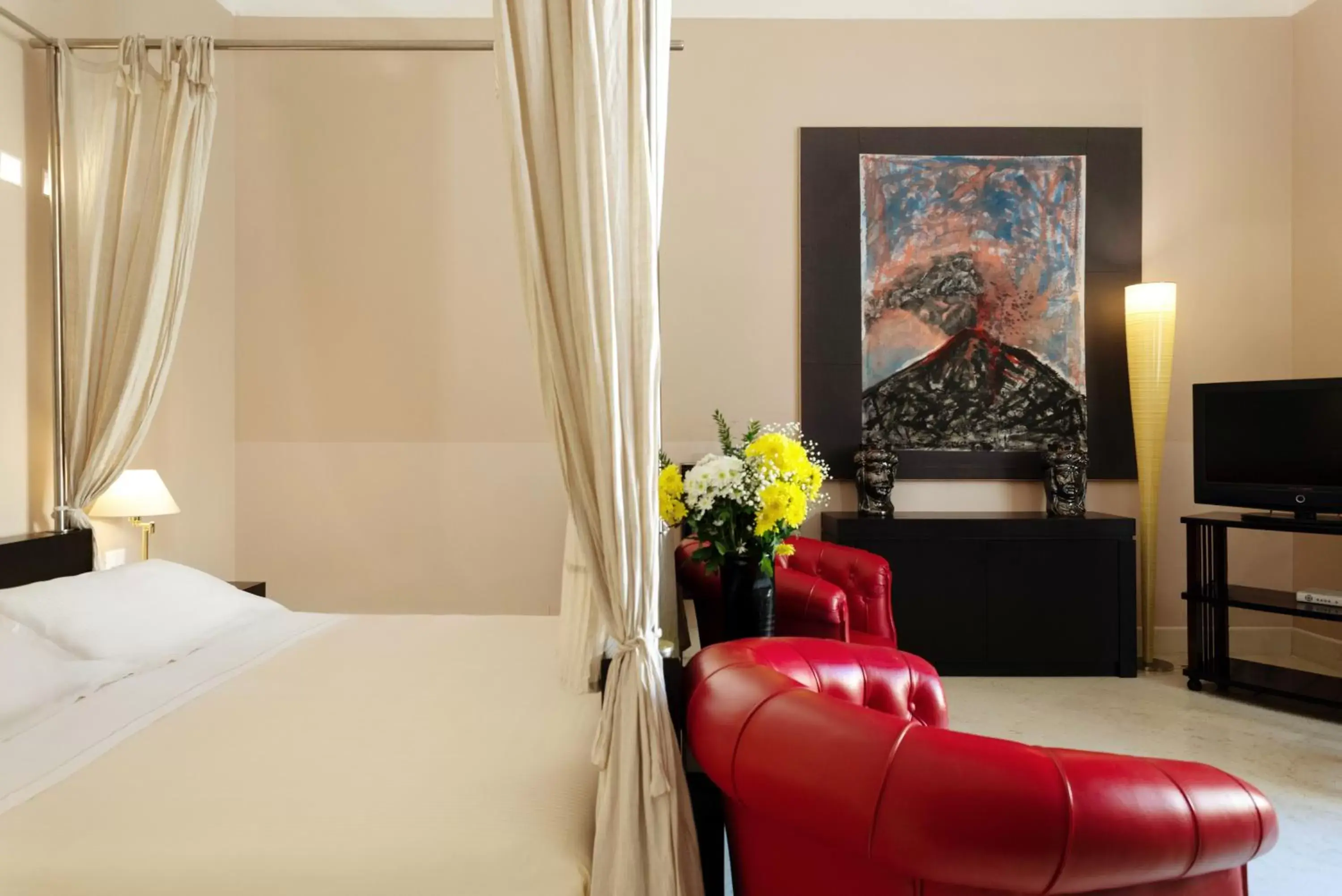 Superior room with a four poster bed in Hotel Palazzo Brunaccini
