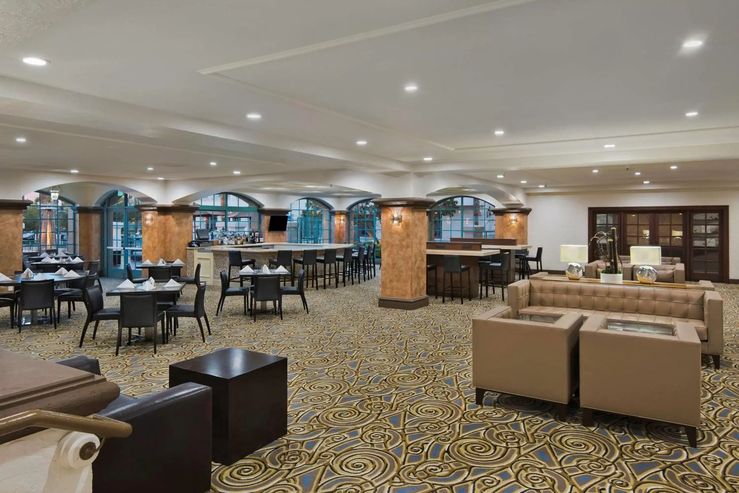 Lounge or bar, Restaurant/Places to Eat in DoubleTree by Hilton San Pedro