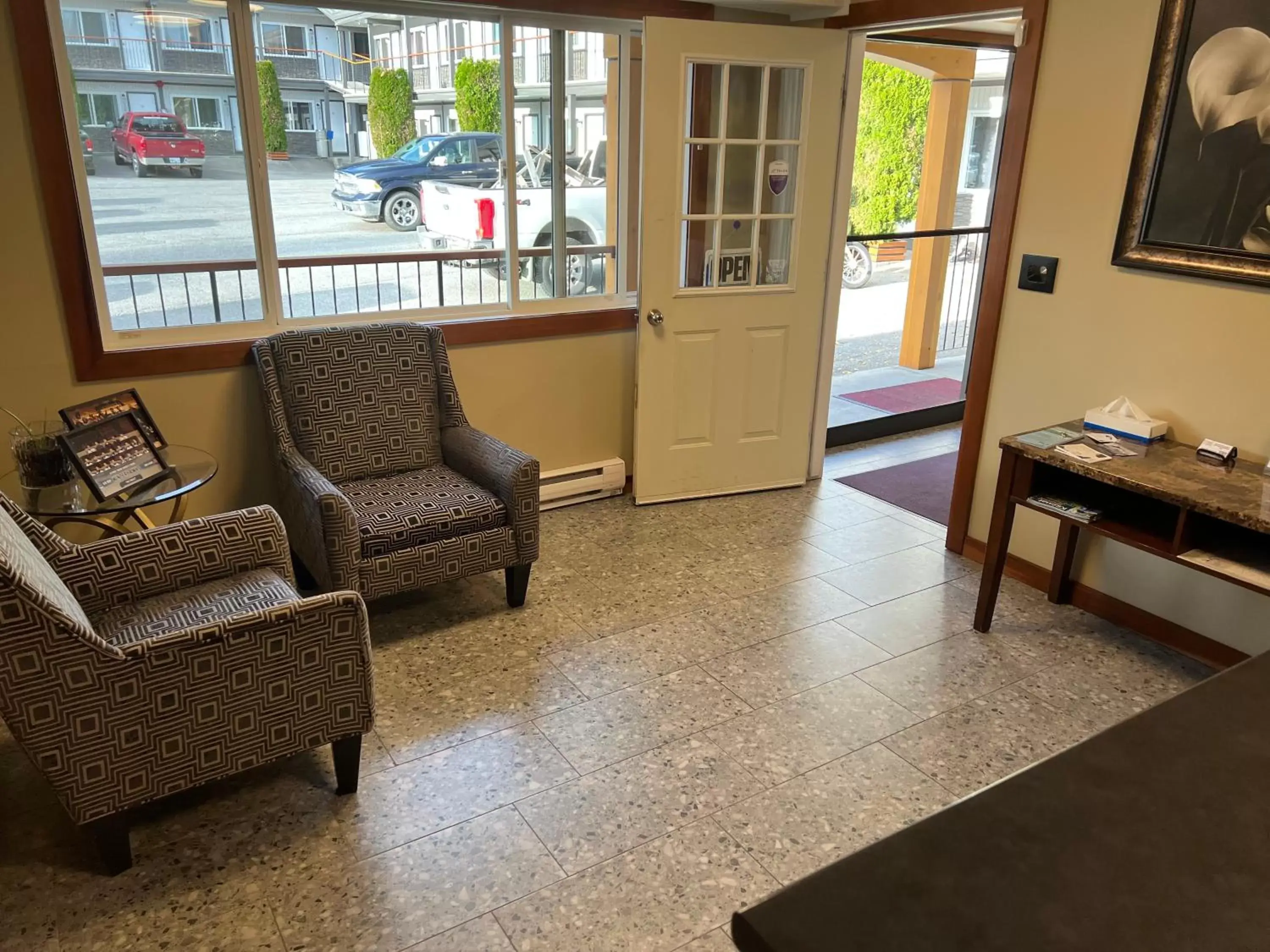 Lobby or reception, Seating Area in Chalet Inn