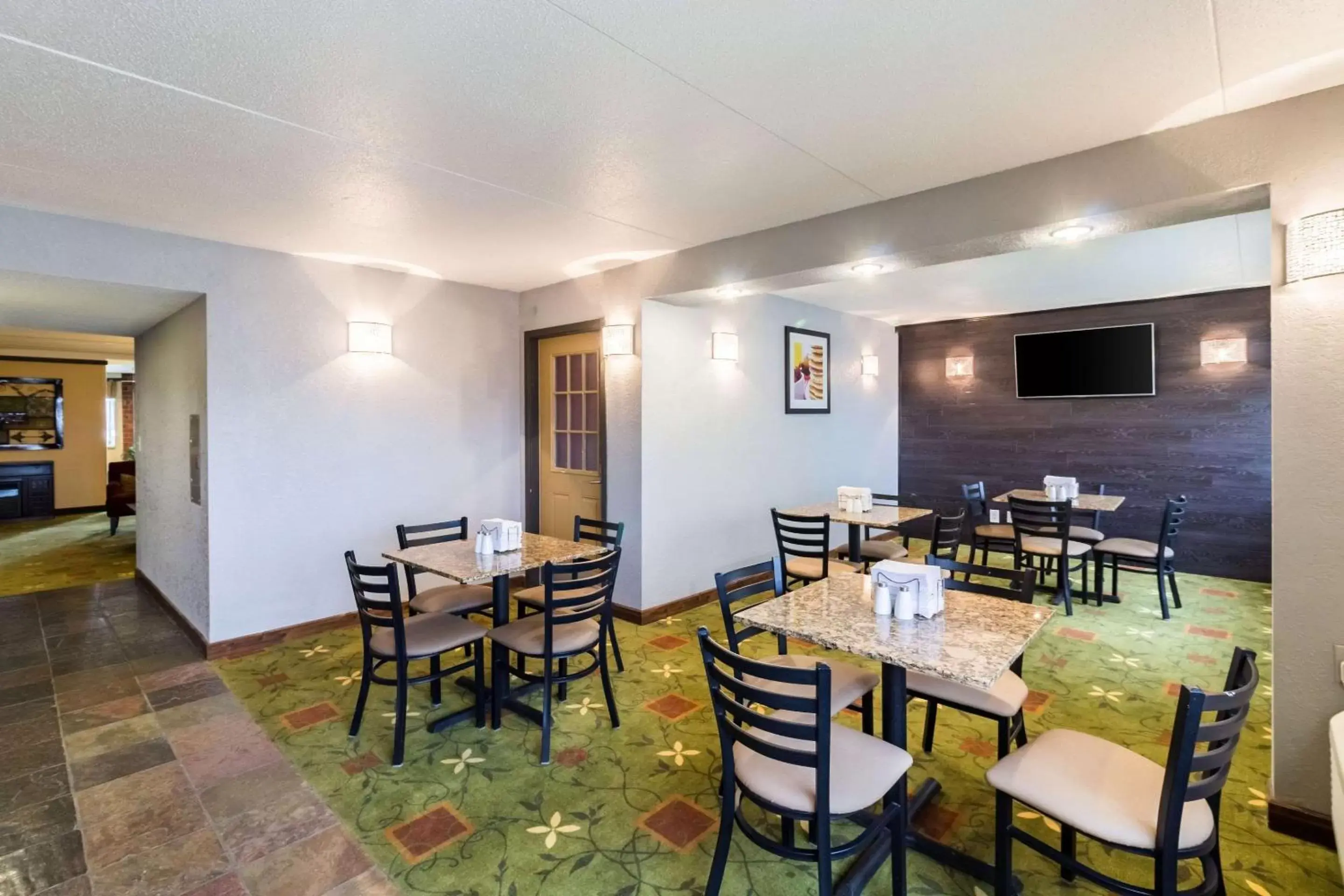 Restaurant/Places to Eat in Quality Inn & Suites Mayo Clinic Area