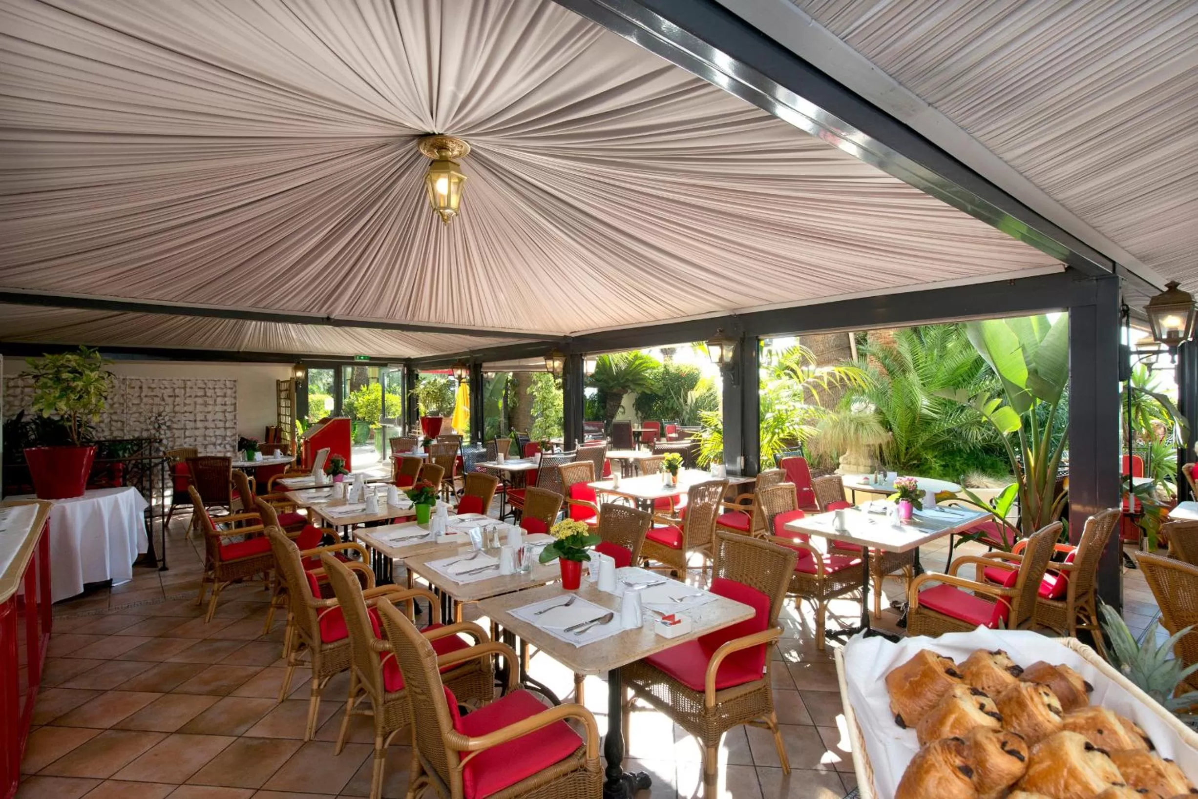 Restaurant/places to eat in Hôtel West End Promenade