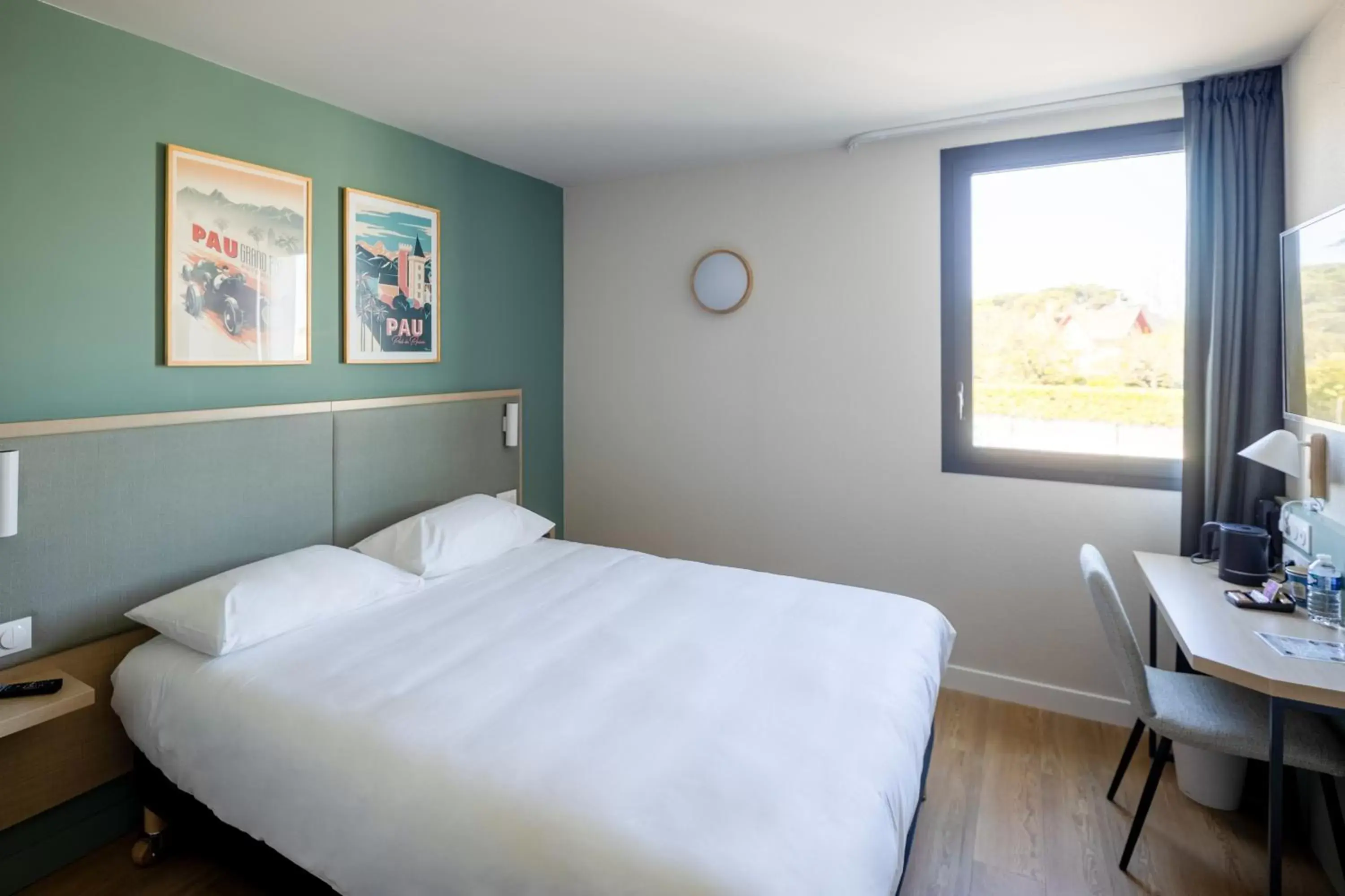 Photo of the whole room, Bed in Kyriad Bordeaux Nord Sainte Eulalie