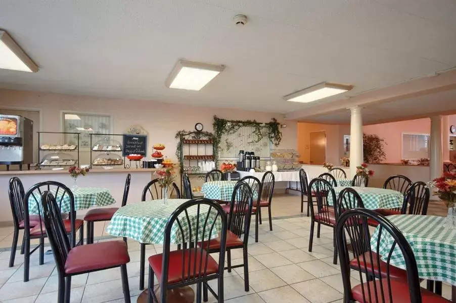 Breakfast, Restaurant/Places to Eat in Ramada by Wyndham Hammond Hotel & Conference Center