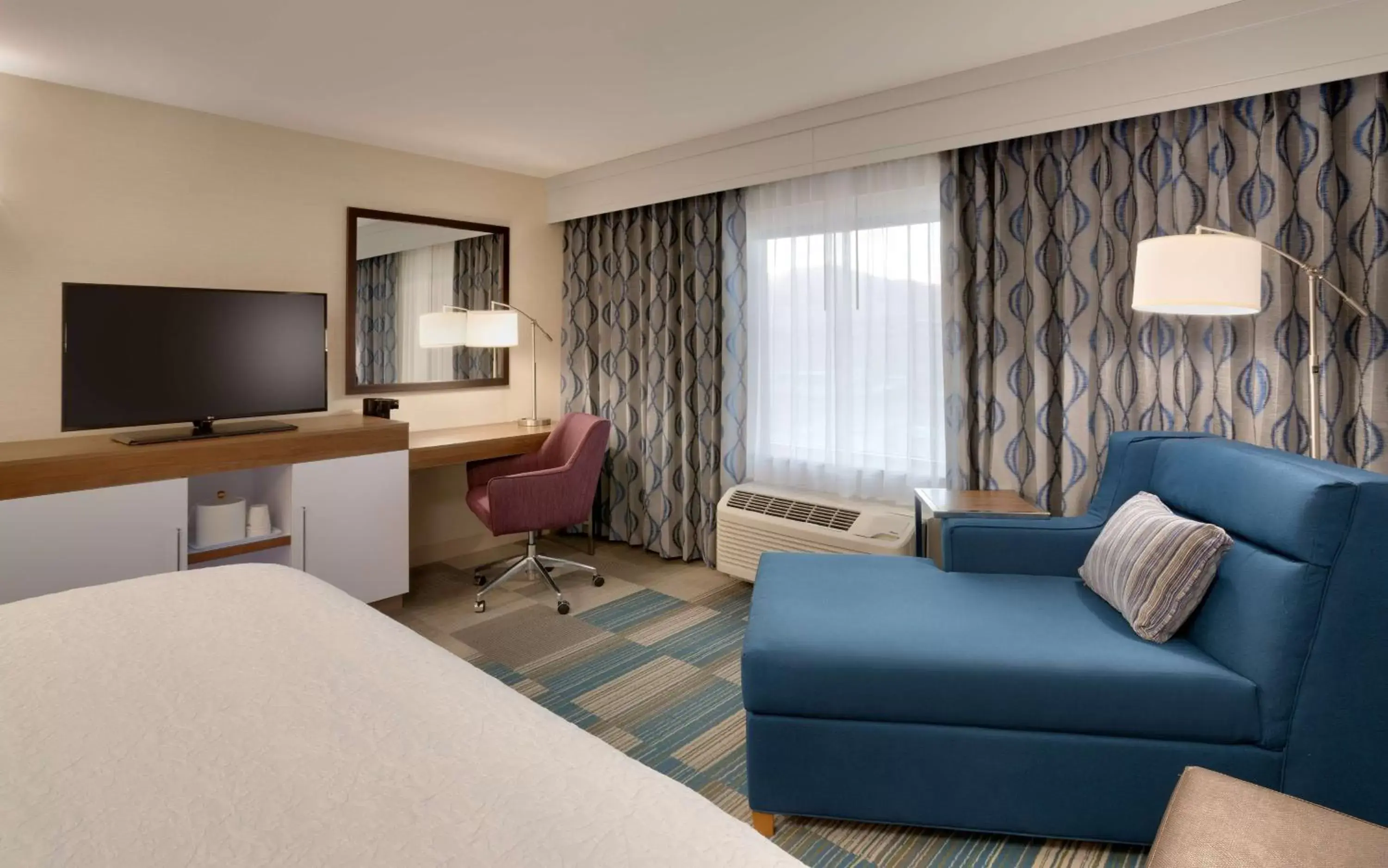 Bedroom, Seating Area in Hampton Inn & Suites Pocatello