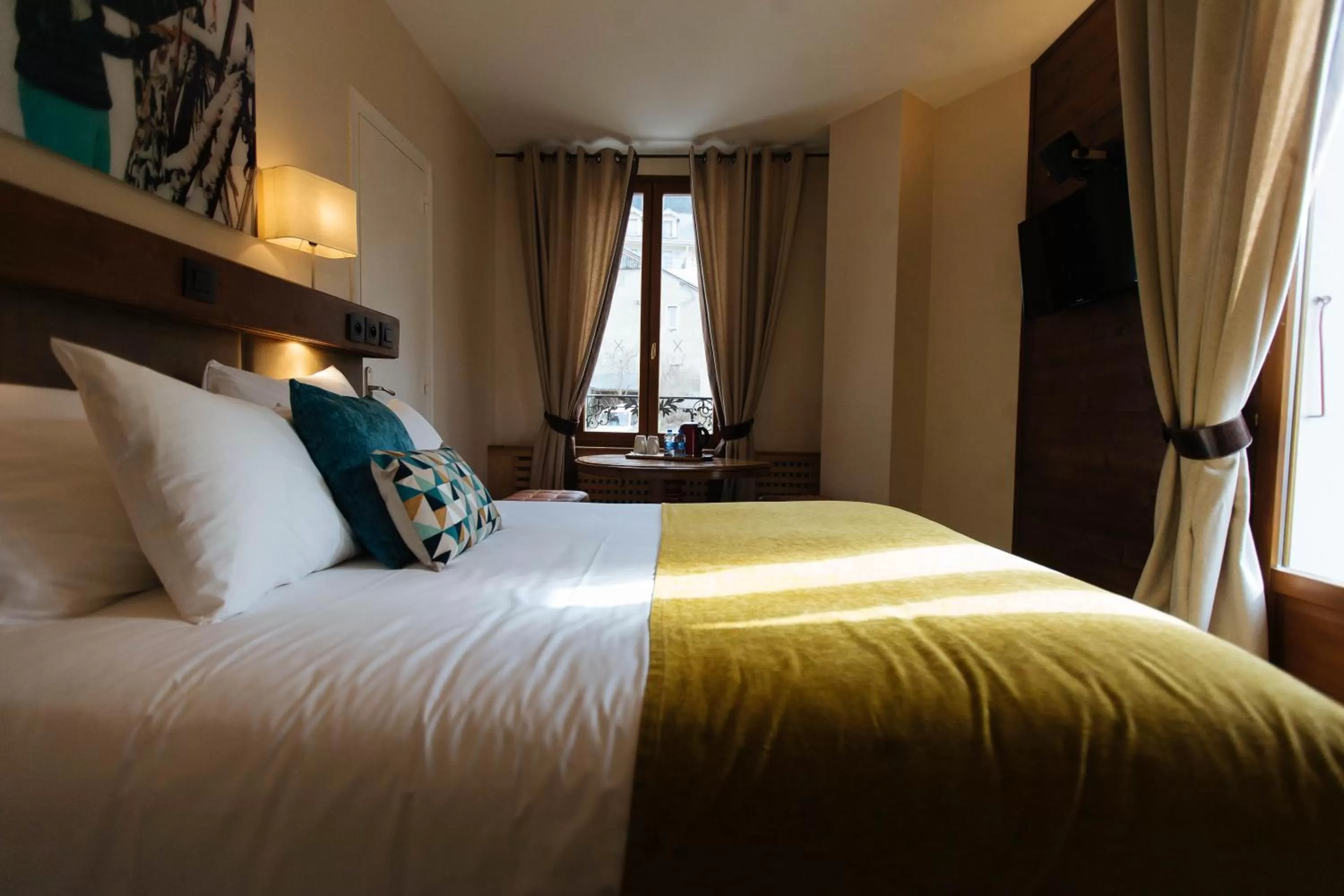 Photo of the whole room, Bed in Coeur des Neiges