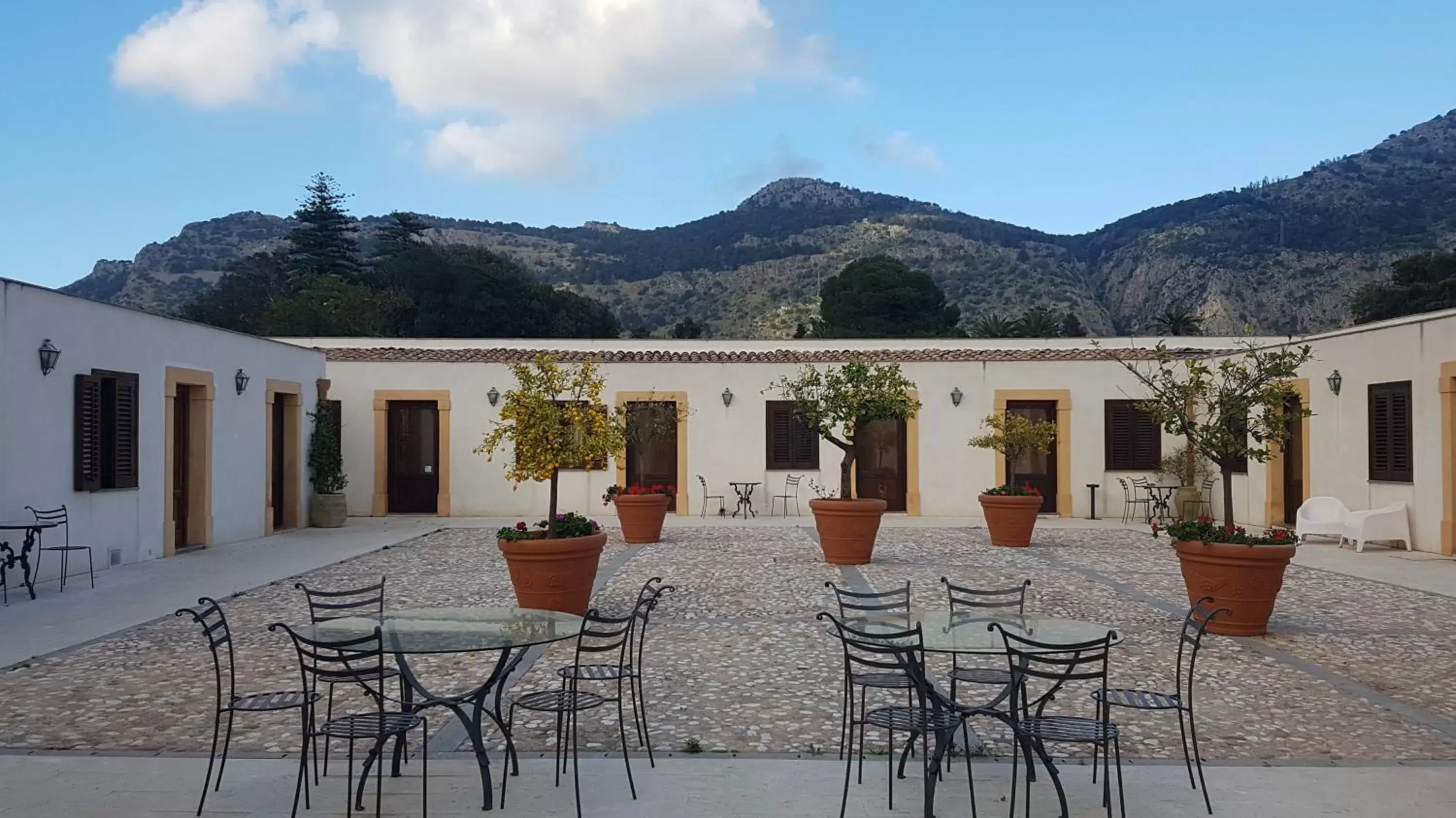 Patio, Mountain View in Hotel Villa Lampedusa