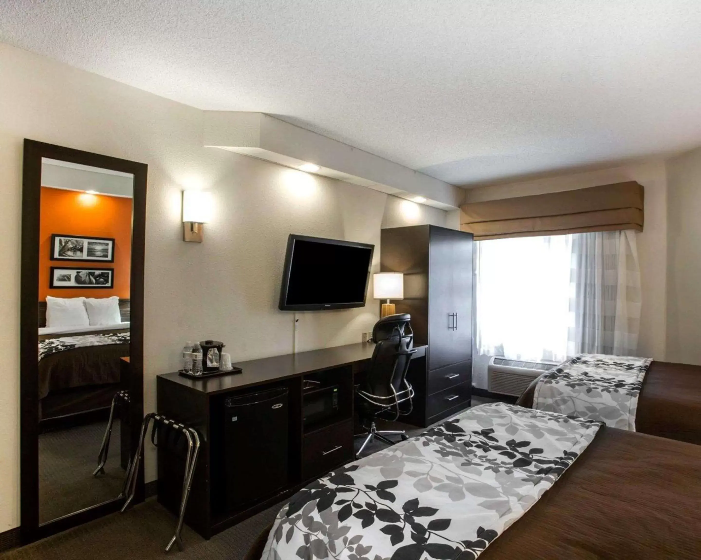 Photo of the whole room, TV/Entertainment Center in Sleep Inn Nashville - Brentwood - Cool Springs