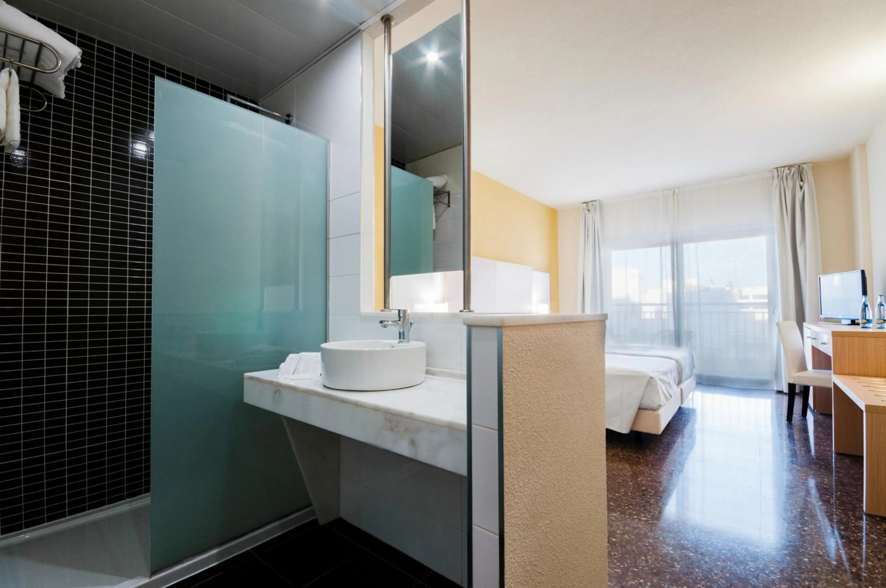 Large Double or Twin Room in Hotel Fontana Plaza