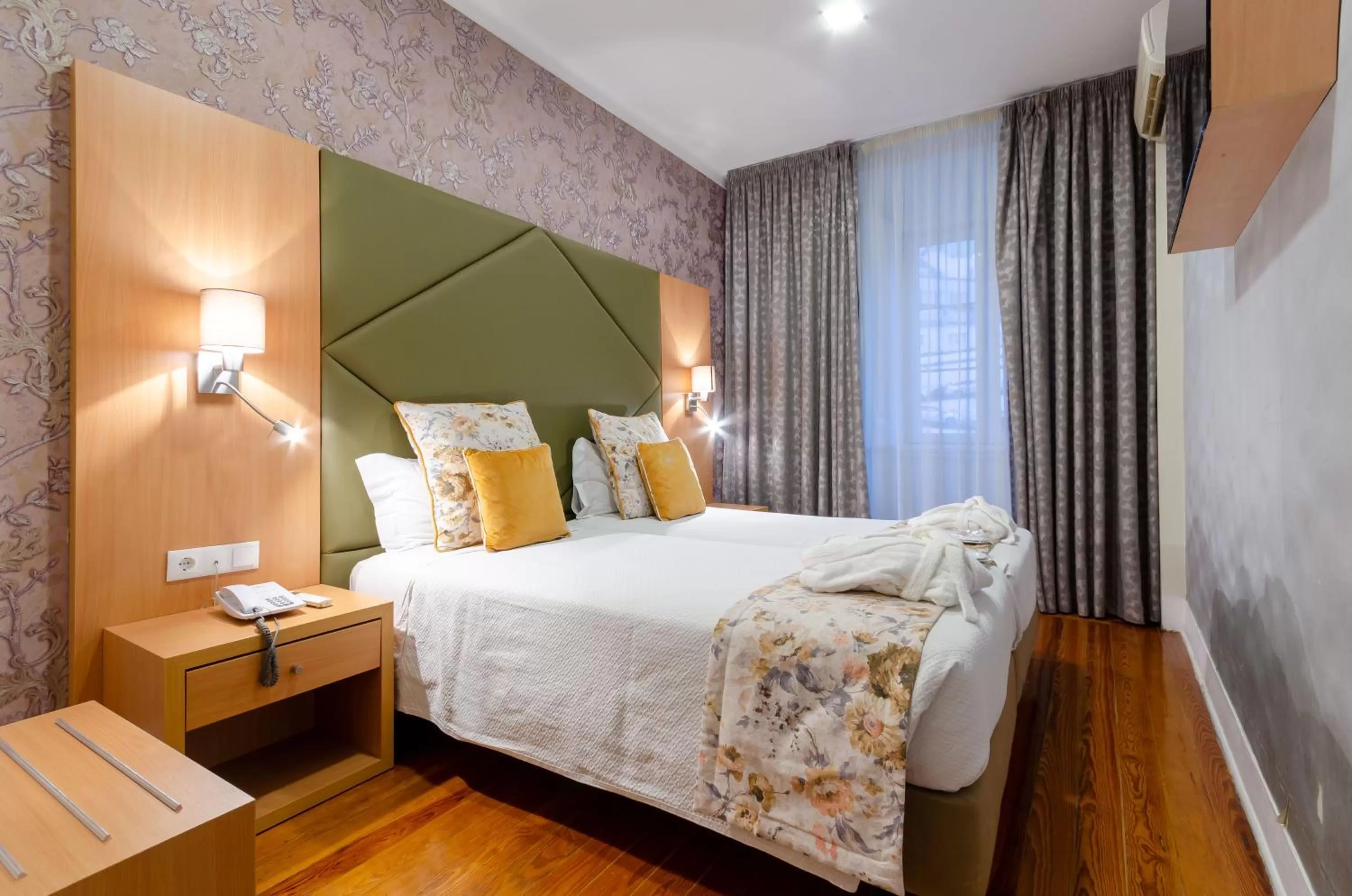 Photo of the whole room, Bed in Hotel INN Rossio