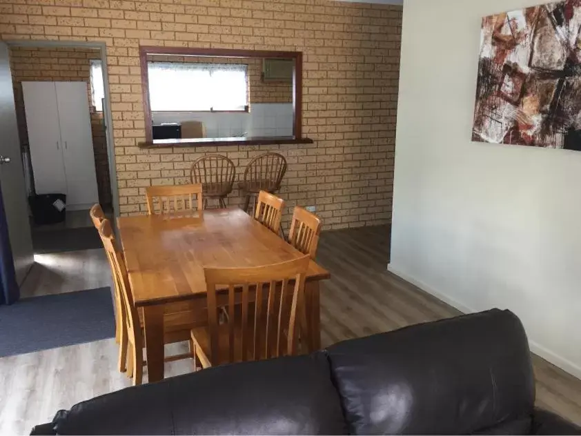 Dining Area in Bright Motor Inn