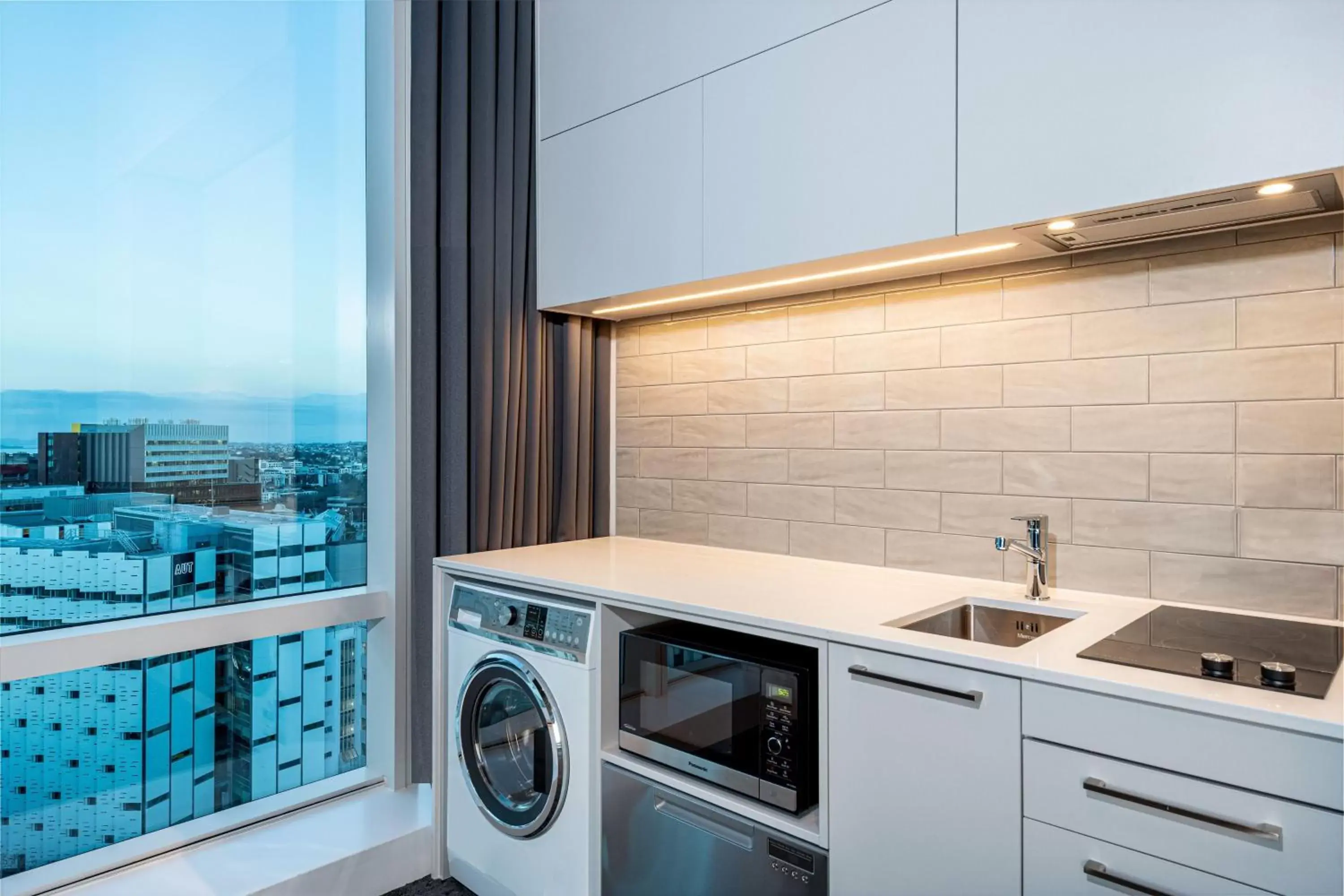 Kitchen or kitchenette, Kitchen/Kitchenette in Four Points by Sheraton Auckland