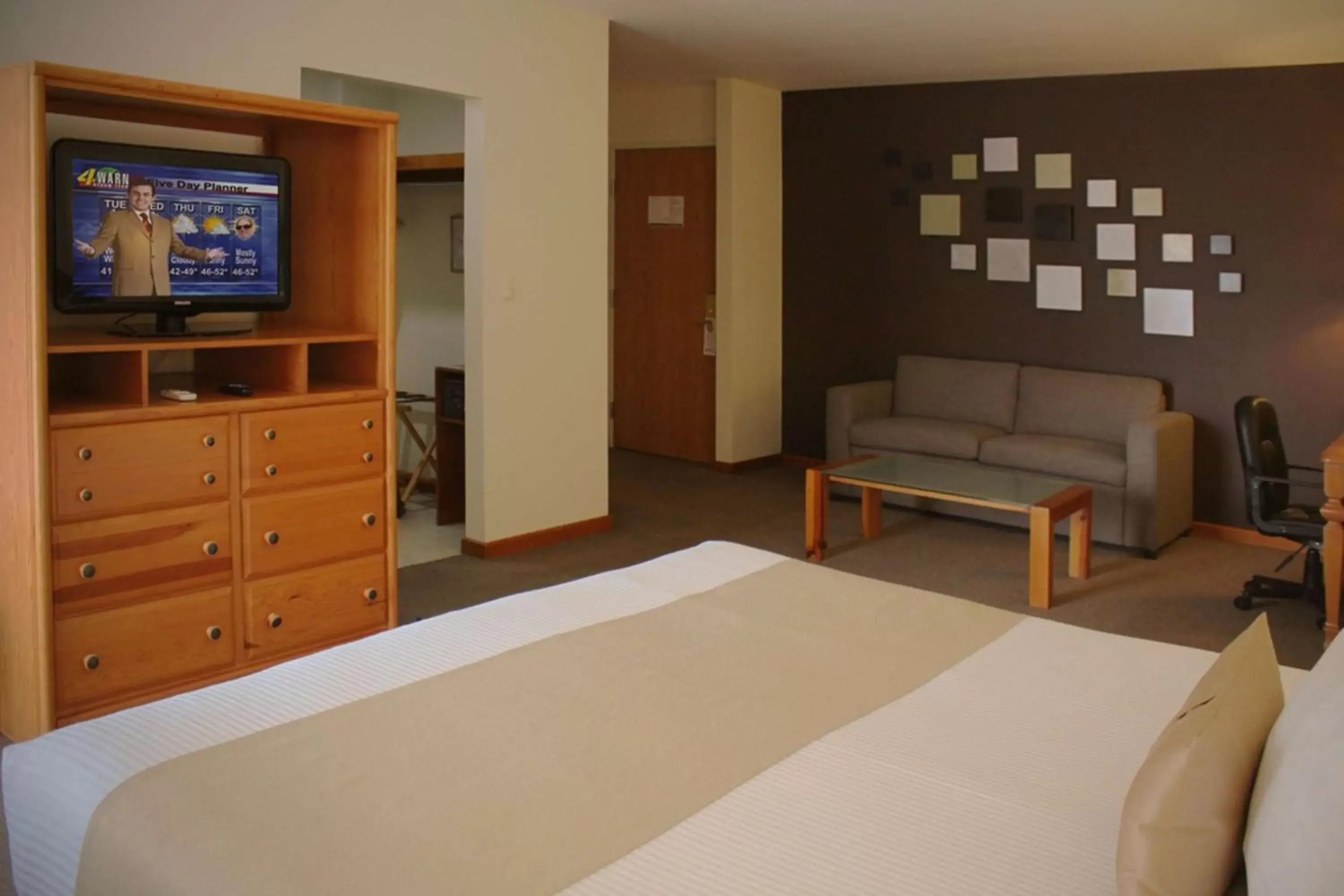 Photo of the whole room, TV/Entertainment Center in Best Western Plus Plaza Vizcaya