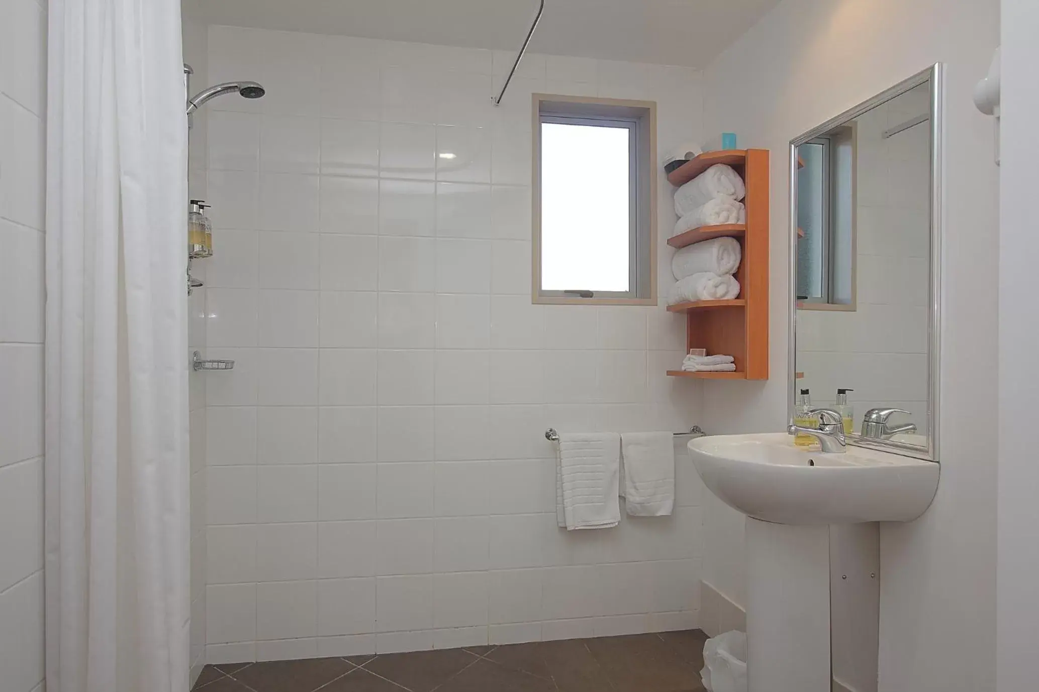 Shower, Bathroom in Riccarton Motor Lodge