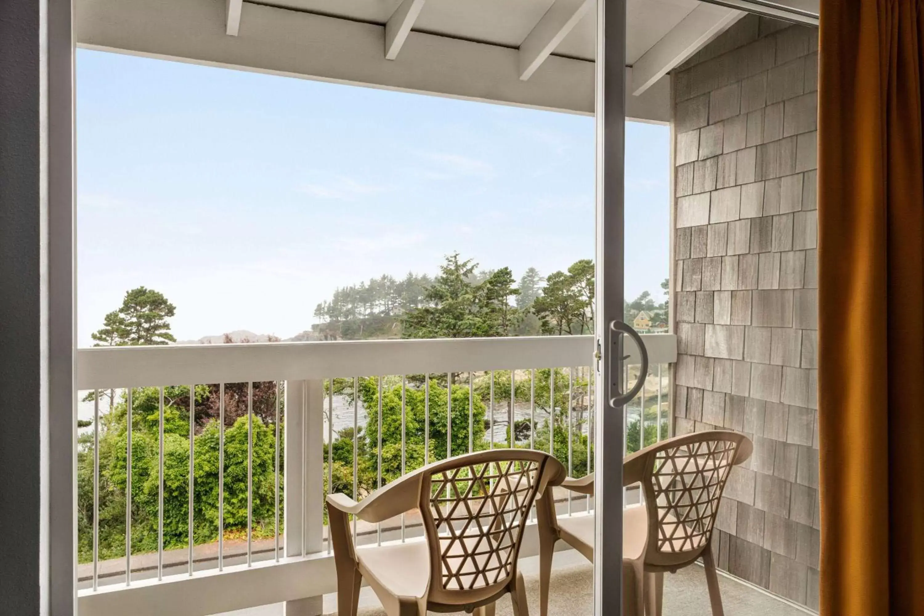 Photo of the whole room, Balcony/Terrace in Travelodge by Wyndham Depoe Bay