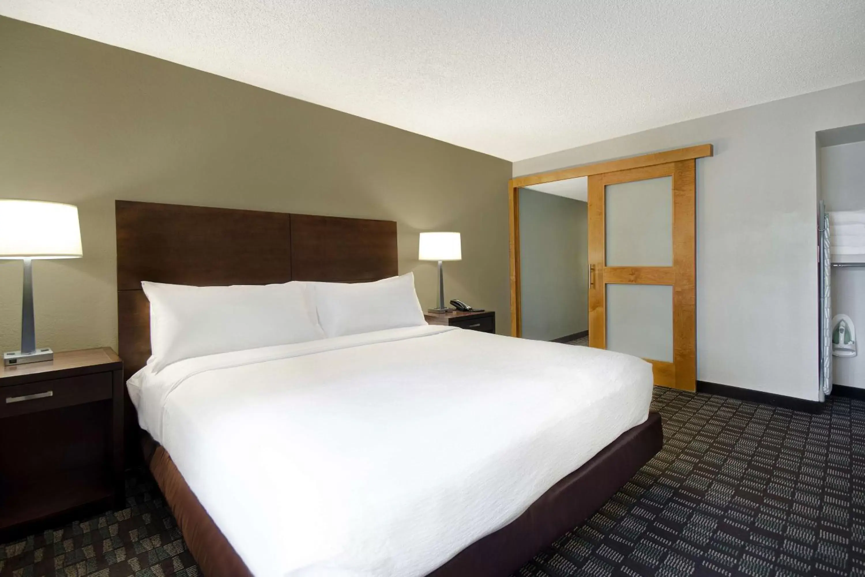 Bed in Embassy Suites by Hilton Jacksonville Baymeadows