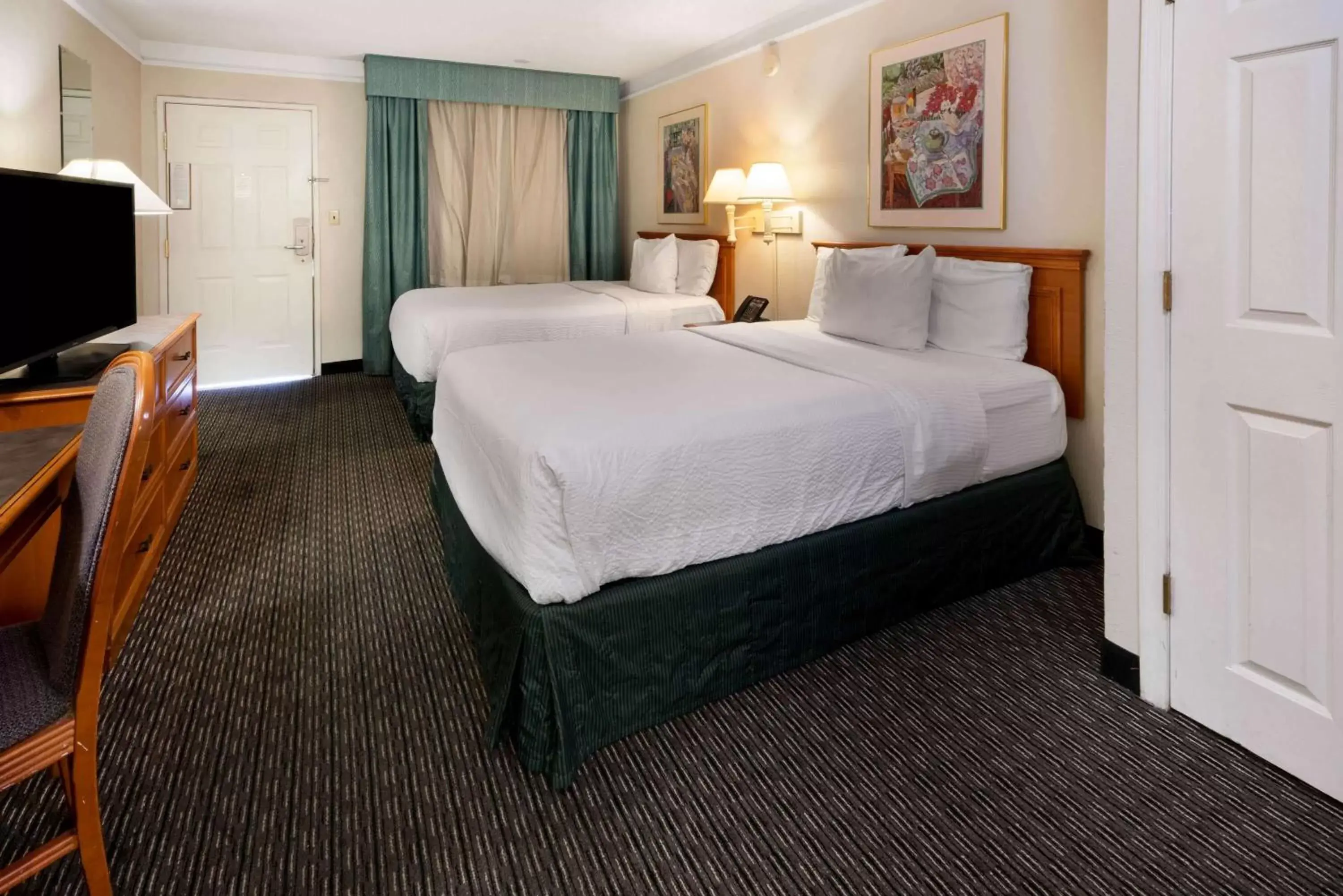 Photo of the whole room, Bed in La Quinta Inn by Wyndham Phoenix Thomas Road