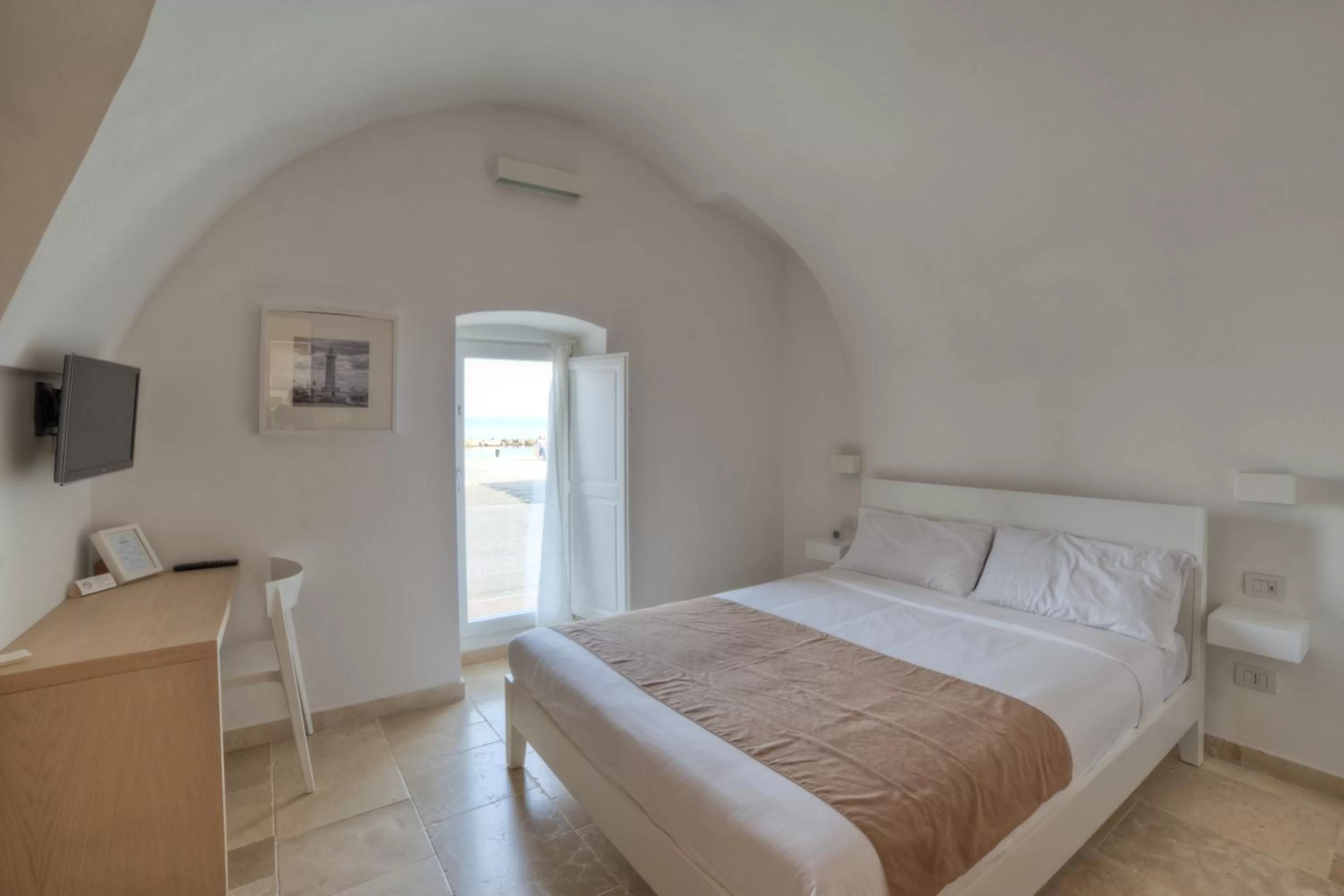 Photo of the whole room, Bed in MoMa Molfetta Mare