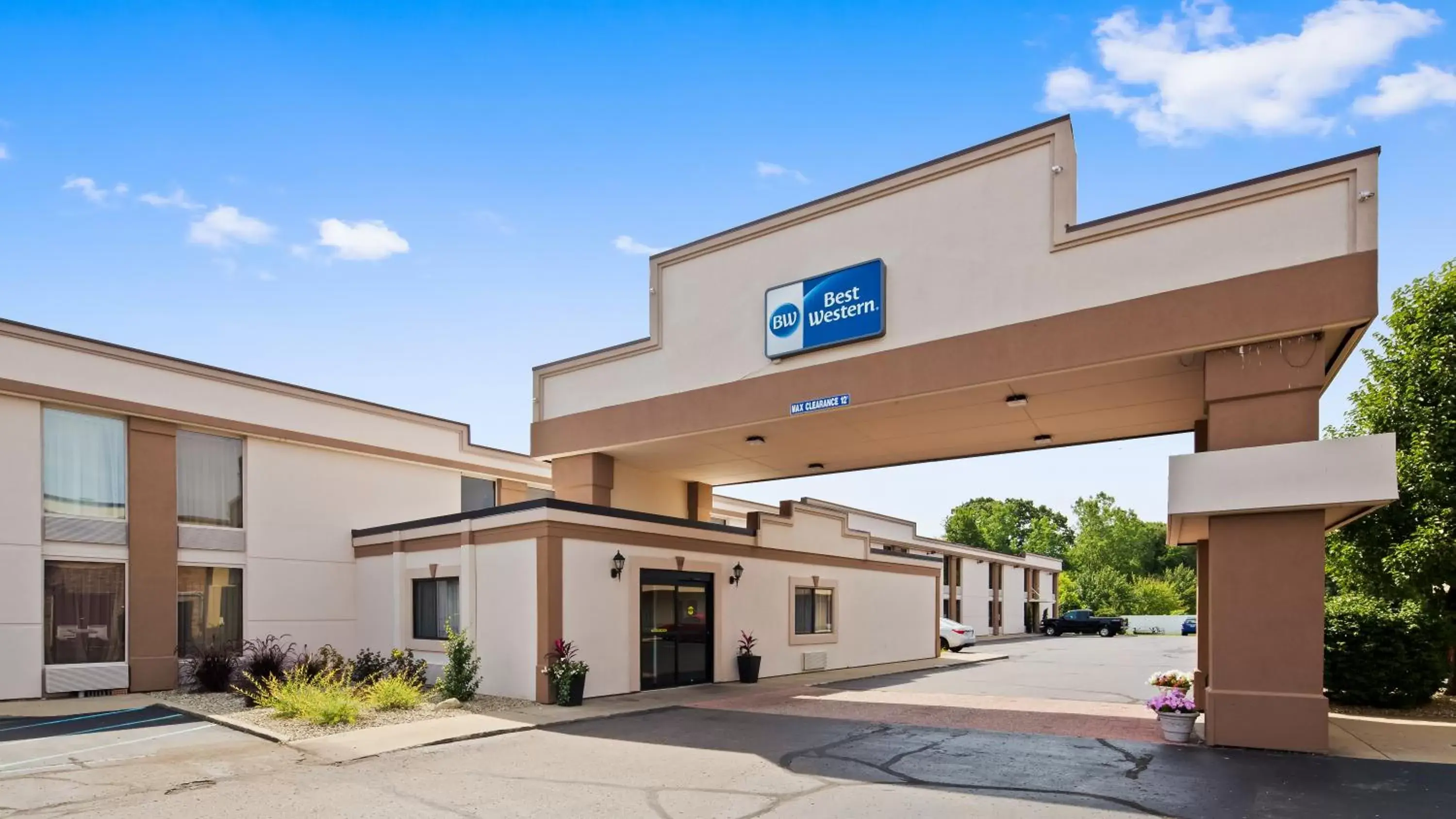 Facade/entrance, Property Building in Best Western Executive Inn