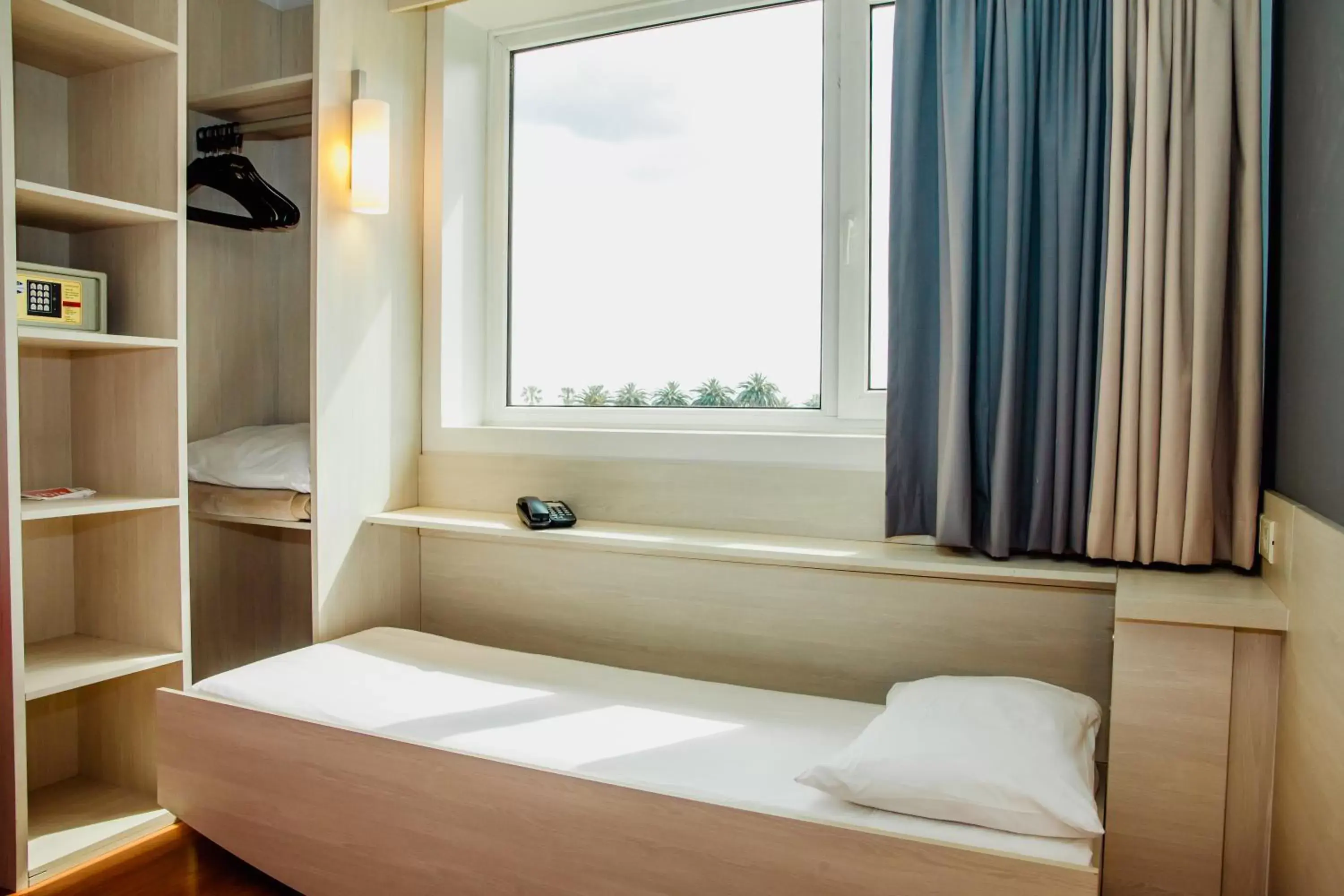 bunk bed, Bed in ibis Montevideo Rambla