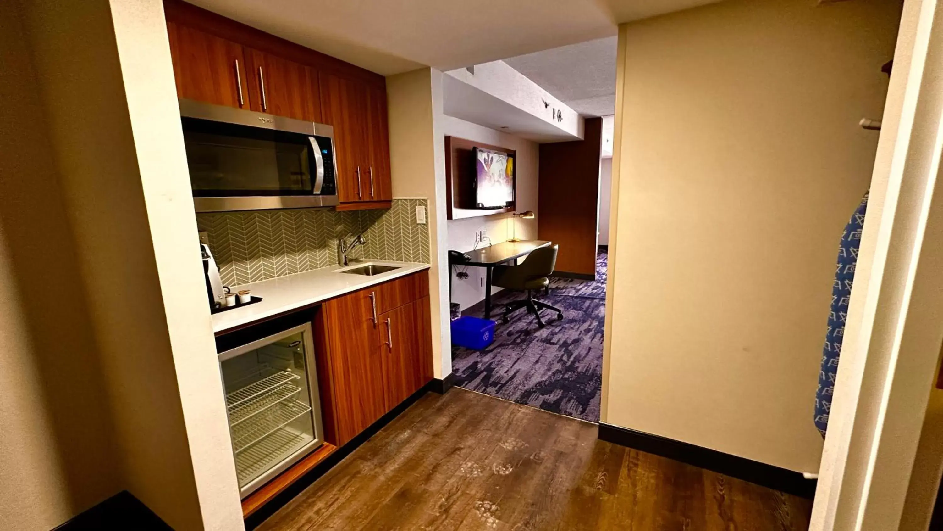 minibar, Kitchen/Kitchenette in Newmarket Hotel and Suites
