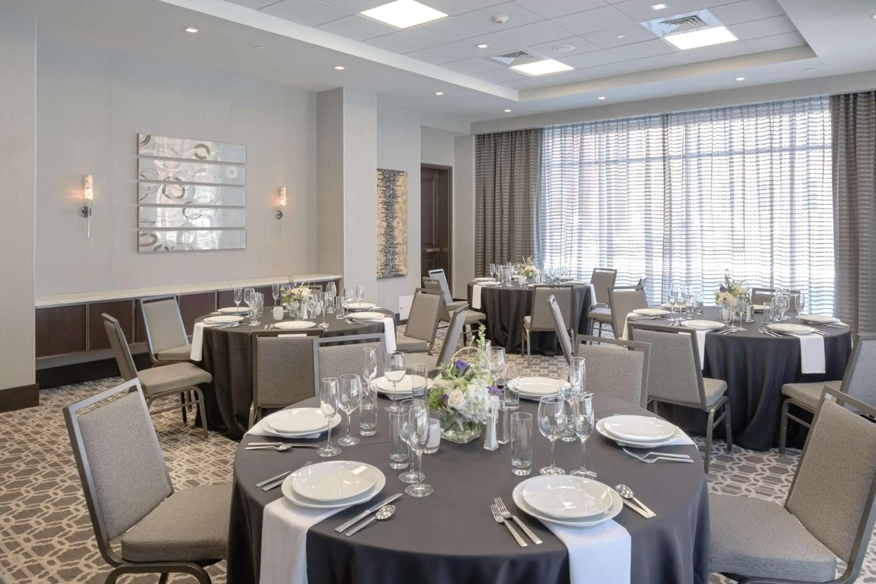 Meeting/conference room, Restaurant/Places to Eat in Hampton Inn & Suites-Worcester, MA