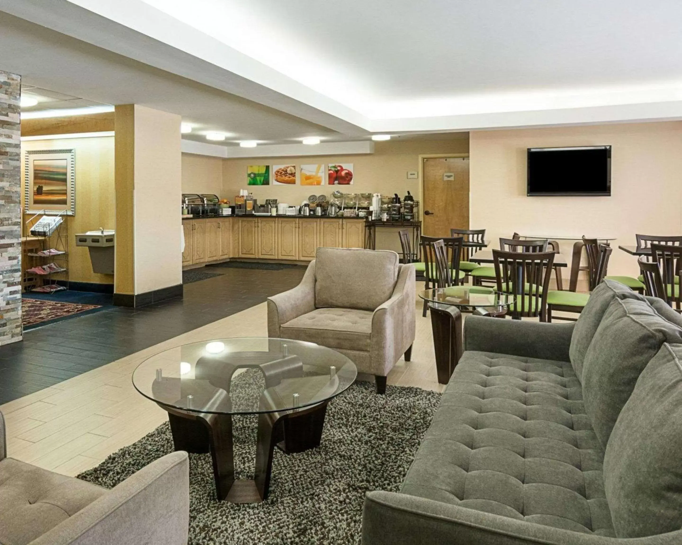 Lobby or reception, Lounge/Bar in Quality Inn Richmond Airport