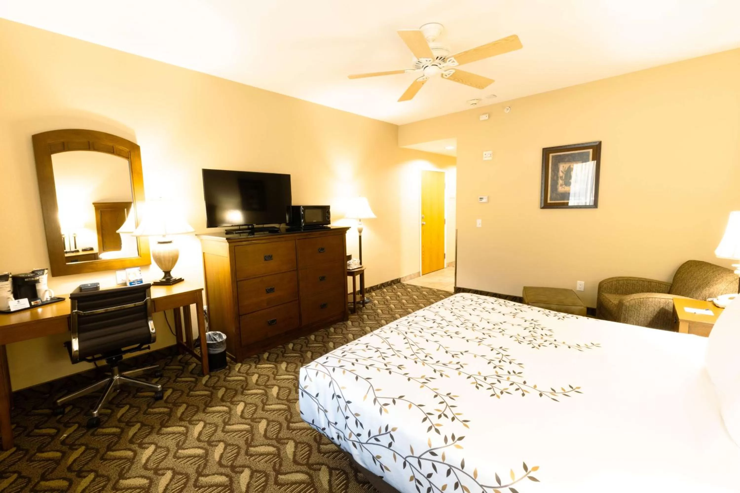 Queen Room with Bathtub - Disability Access in Best Western Lodge at River's Edge