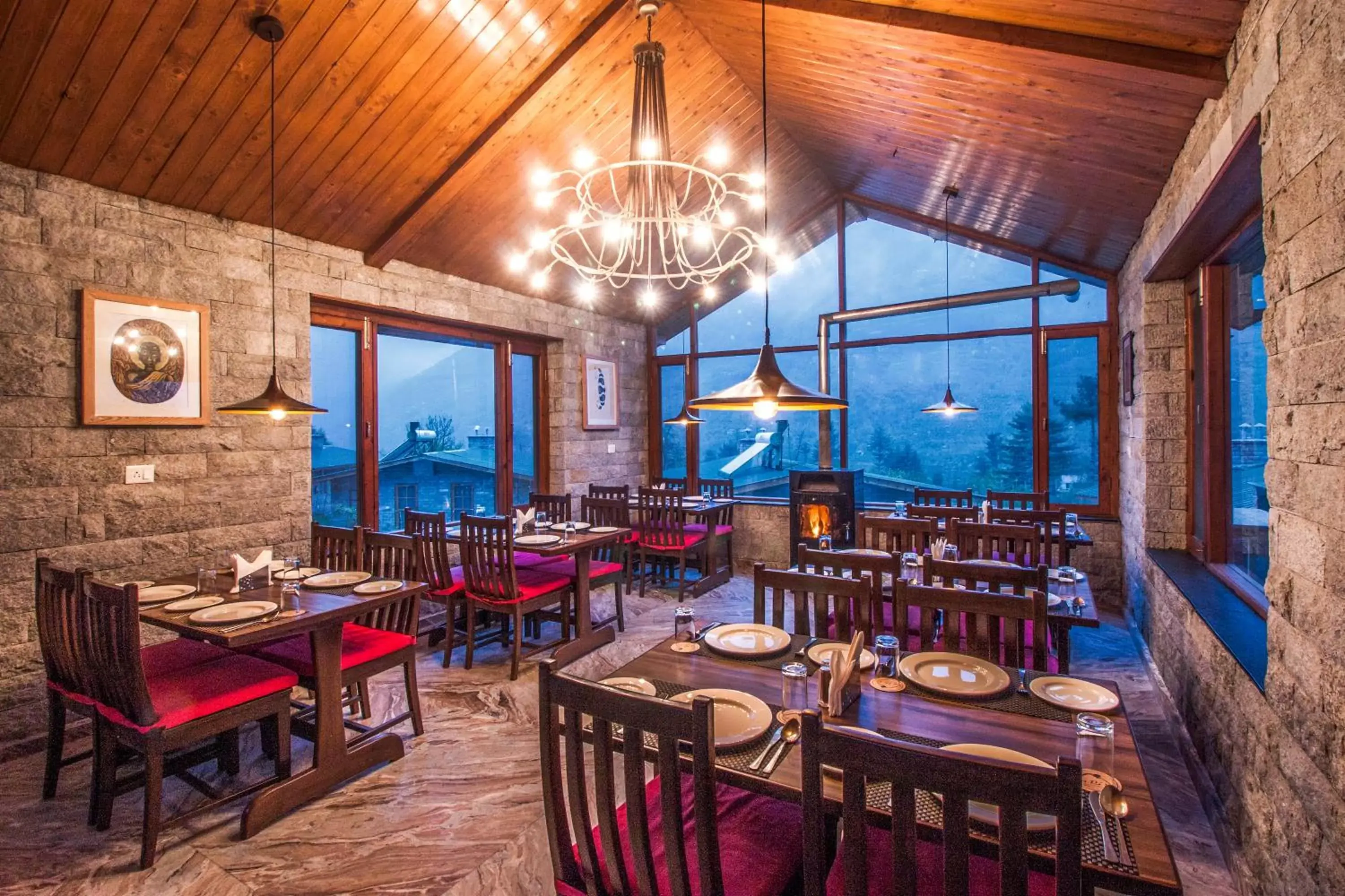 Restaurant/Places to Eat in Larisa Resort Manali