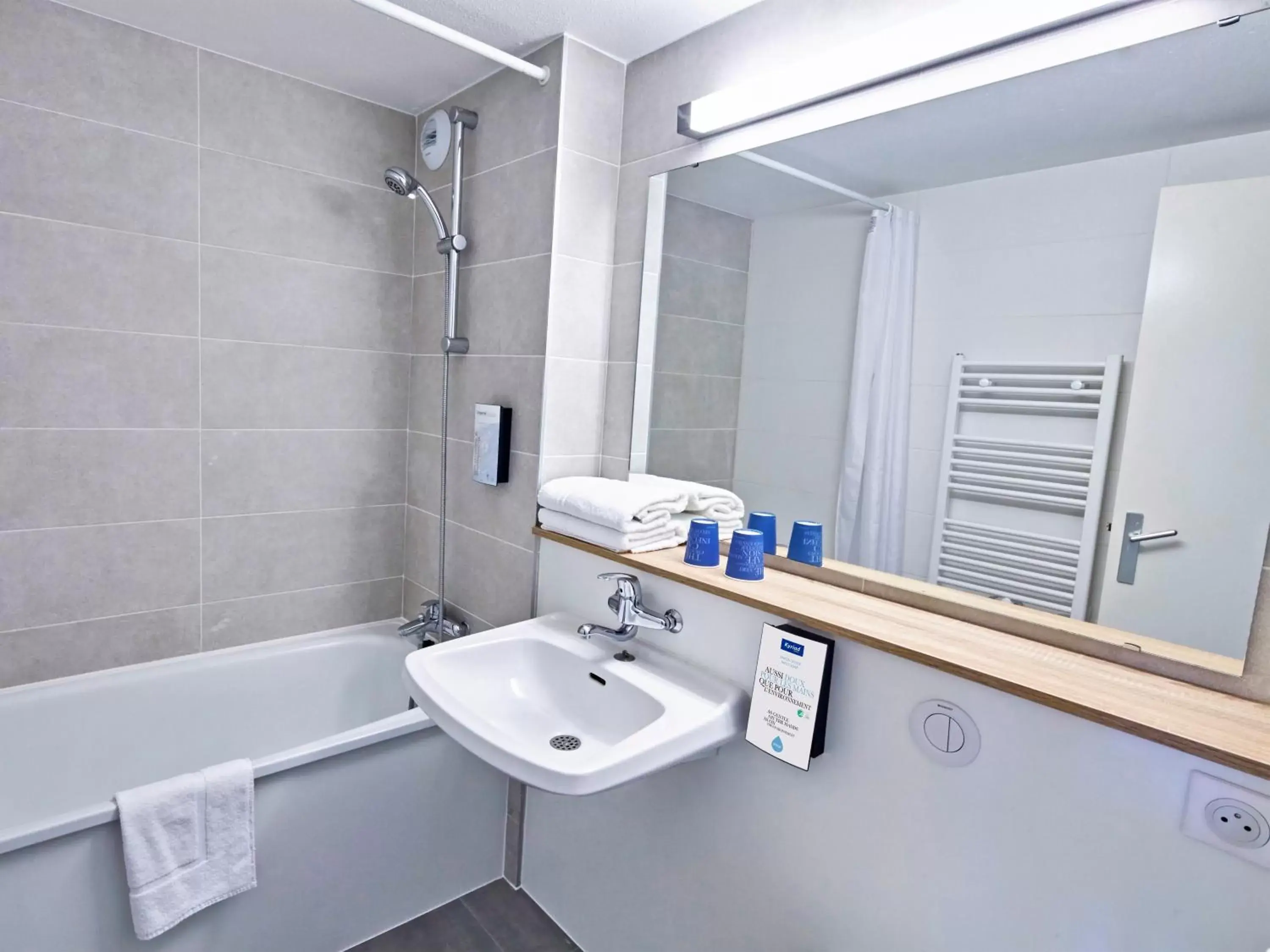 Property building, Bathroom in Kyriad Lille Est - Hem