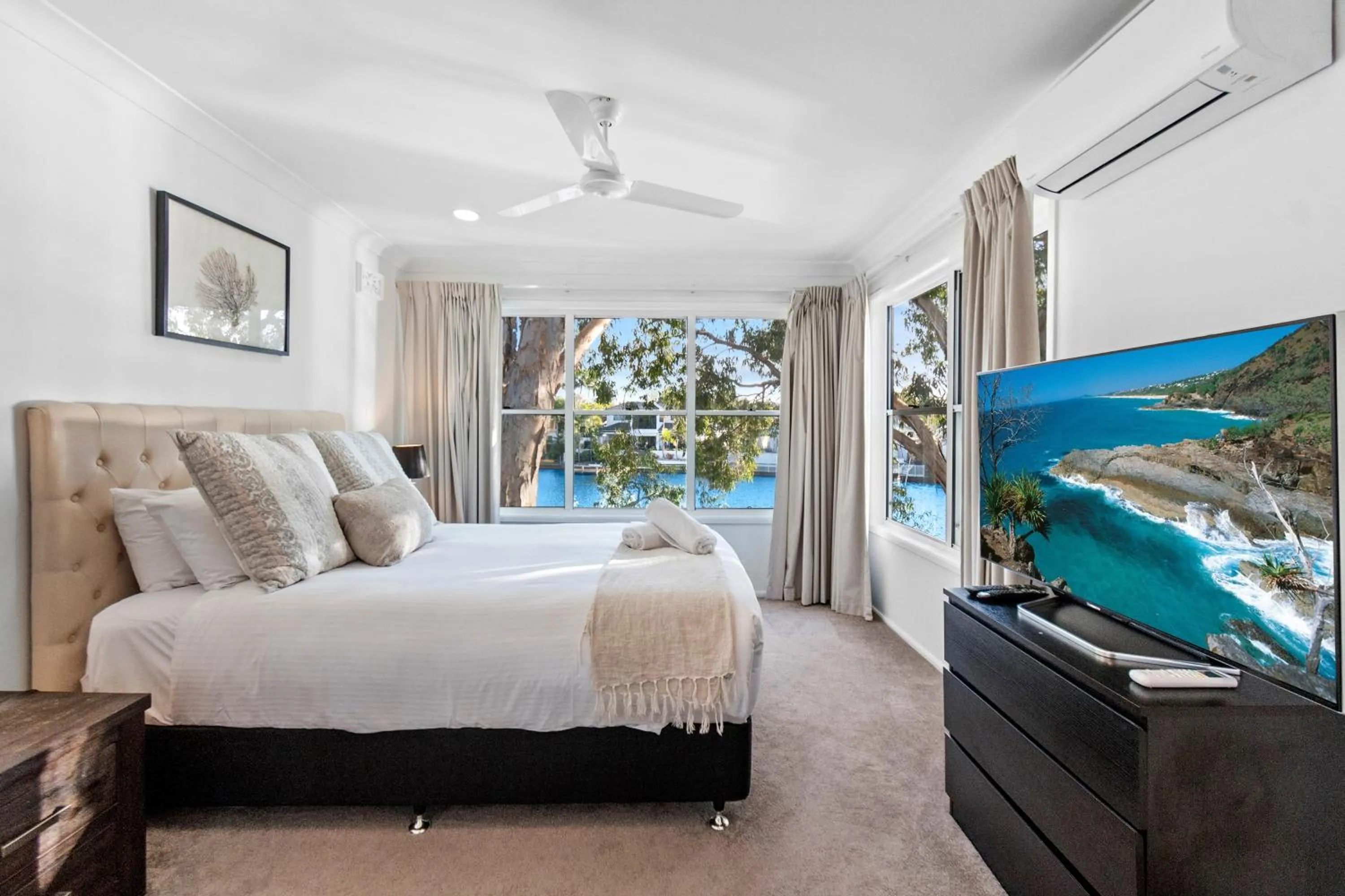 Bed in Noosa Entrance Waterfront Resort